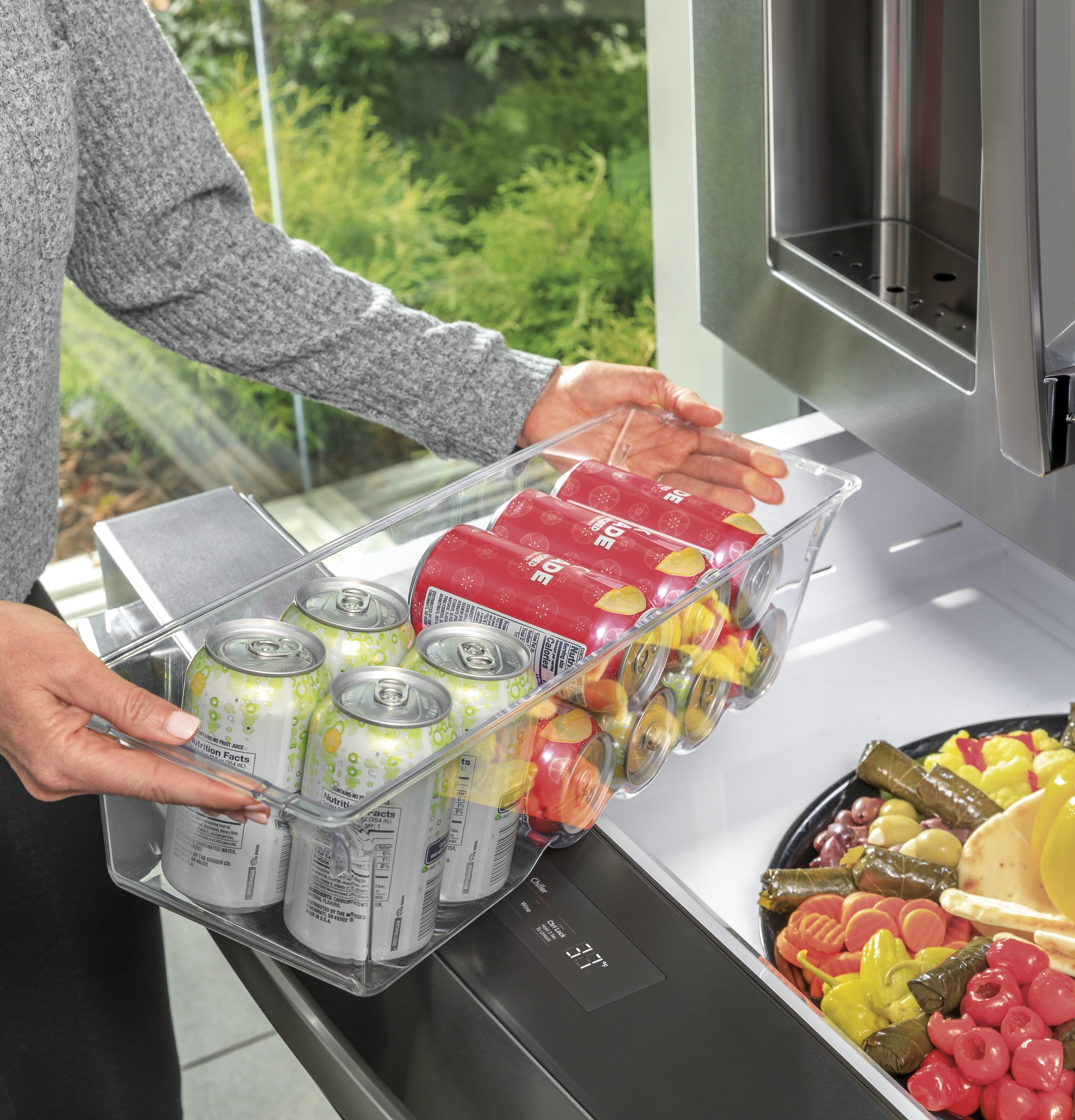 Refrigerador francés de puerta triple GE Profile de profundidad estándar de 27.9 pies cúbicos con fabricador de hielo, dispensador de agua y hielo y puerta dentro de puerta (acero inoxidable) Certificación ENERGY STAR.