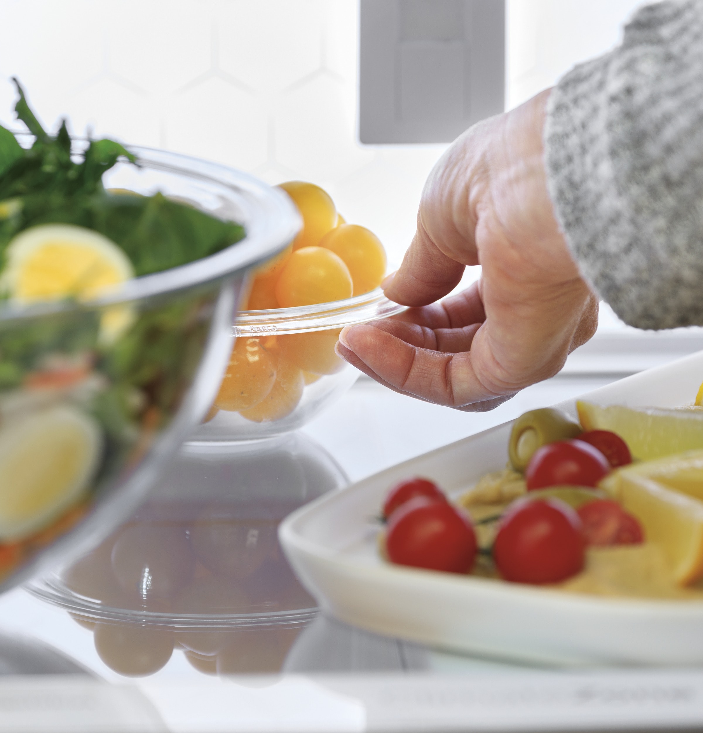 Refrigerador francés de puerta triple GE Profile de profundidad estándar de 27.9 pies cúbicos con fabricador de hielo, dispensador de agua y hielo y puerta dentro de puerta (acero inoxidable) Certificación ENERGY STAR.