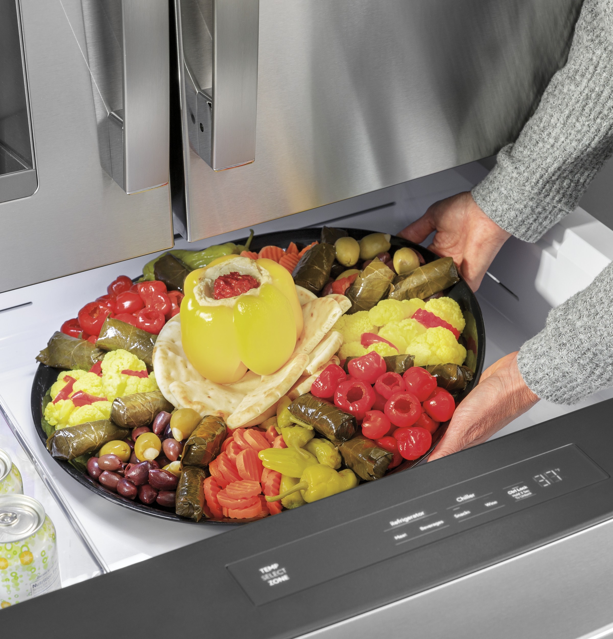 Refrigerador francés de puerta triple GE Profile de profundidad estándar de 27.9 pies cúbicos con fabricador de hielo, dispensador de agua y hielo y puerta dentro de puerta (acero inoxidable) Certificación ENERGY STAR.