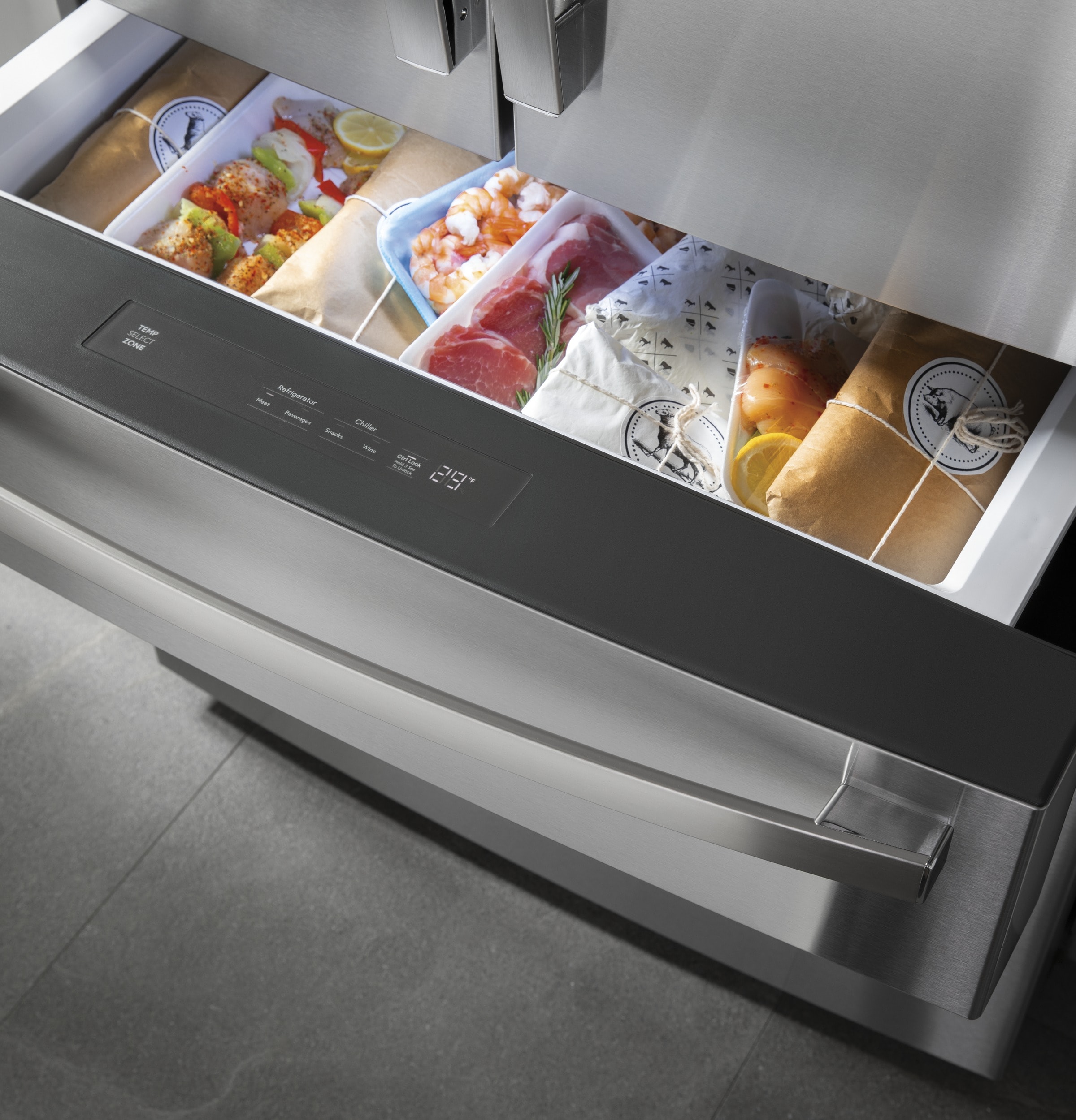 Refrigerador francés de puerta triple GE Profile de profundidad estándar de 27.9 pies cúbicos con fabricador de hielo, dispensador de agua y hielo y puerta dentro de puerta (acero inoxidable) Certificación ENERGY STAR.