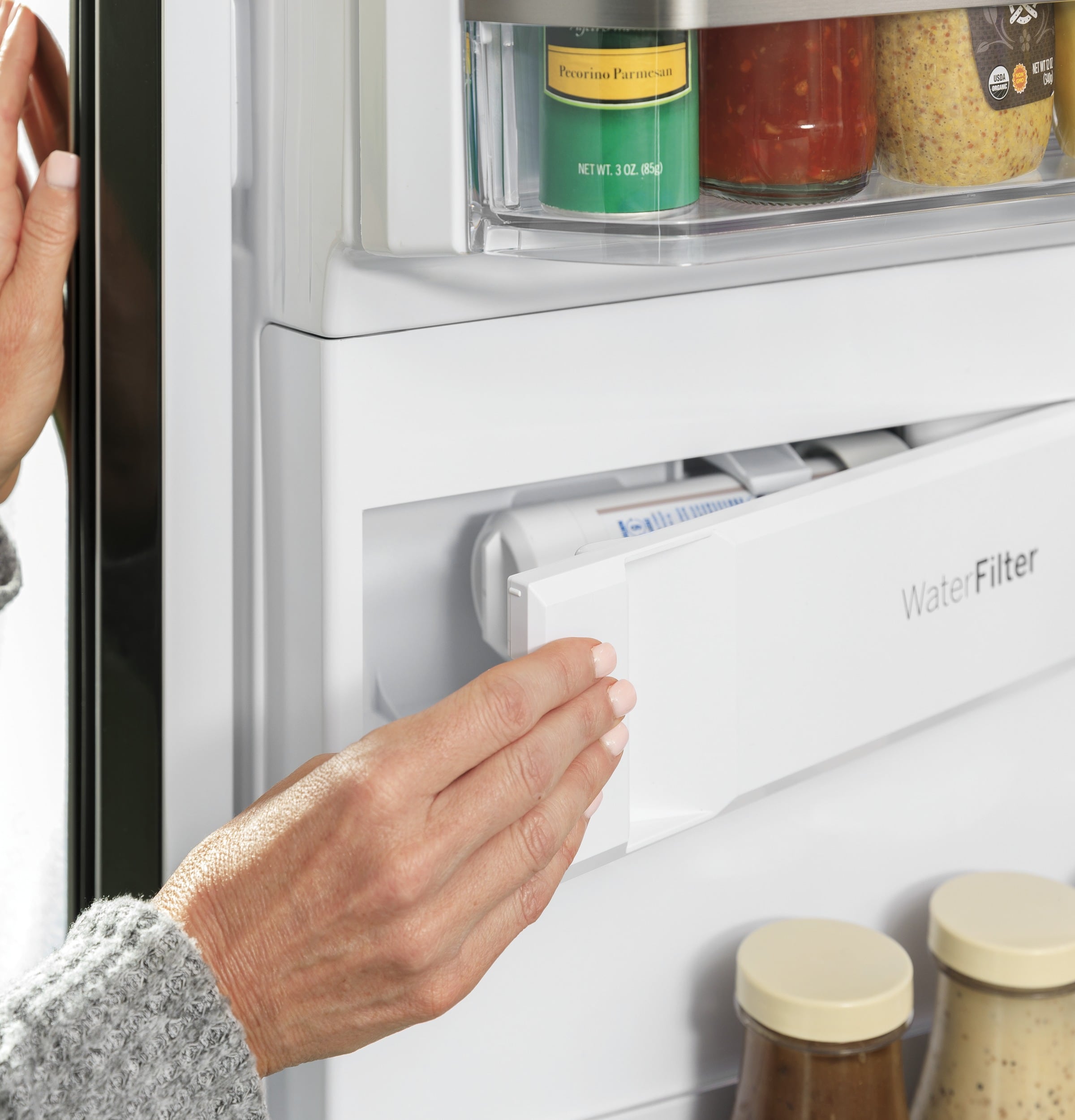 Refrigerador francés de puerta triple GE Profile de profundidad estándar de 27.9 pies cúbicos con fabricador de hielo, dispensador de agua y hielo y puerta dentro de puerta (acero inoxidable) Certificación ENERGY STAR.