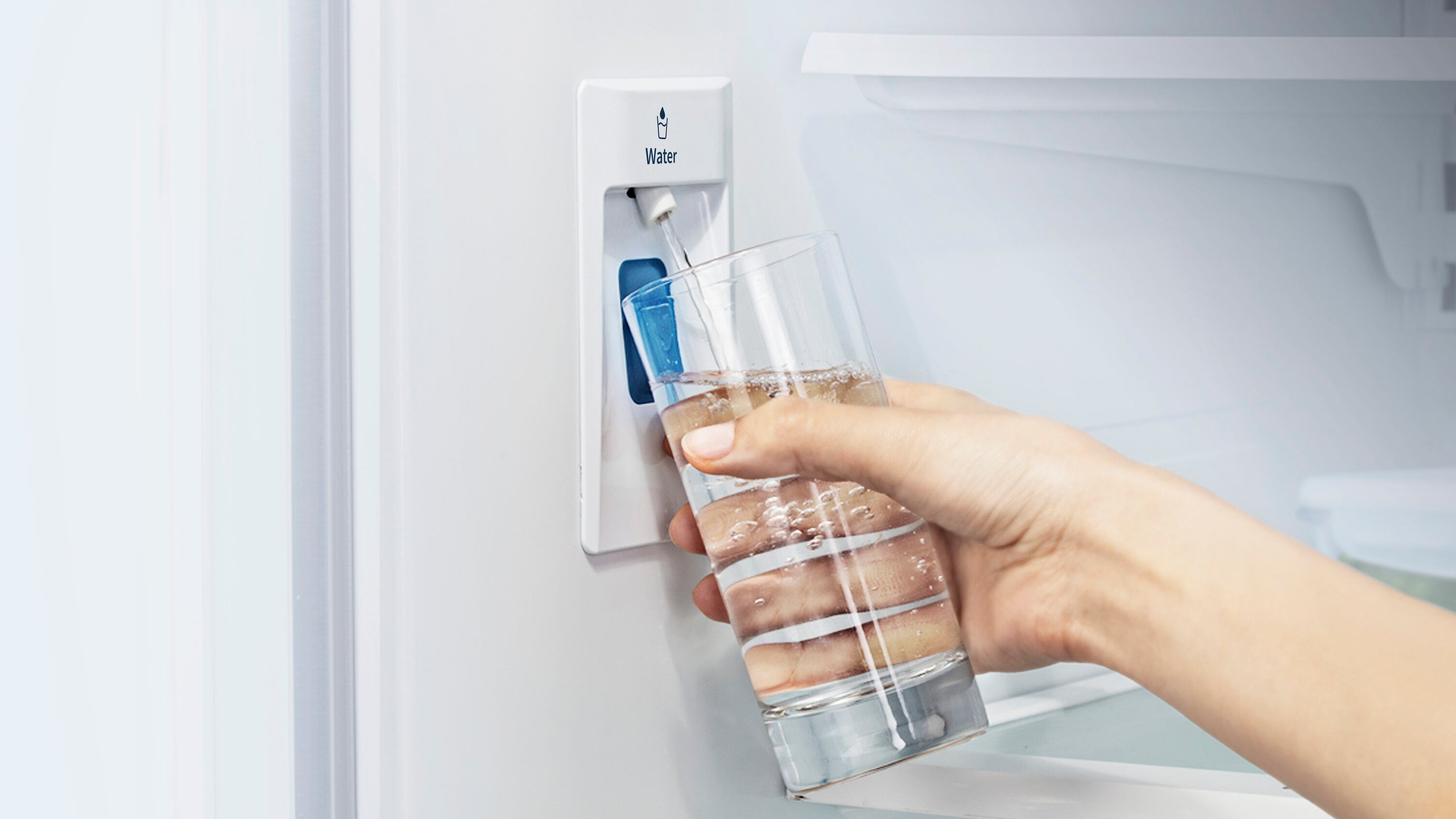 Refrigerador de Puerta Francesa Hisense de 21.2 pies cúbicos con profundidad de mostrador y dispensador de hielo y agua (Acero inoxidable resistente a huellas dactilares) Certificado ENERGY STAR HRF209N6CSE