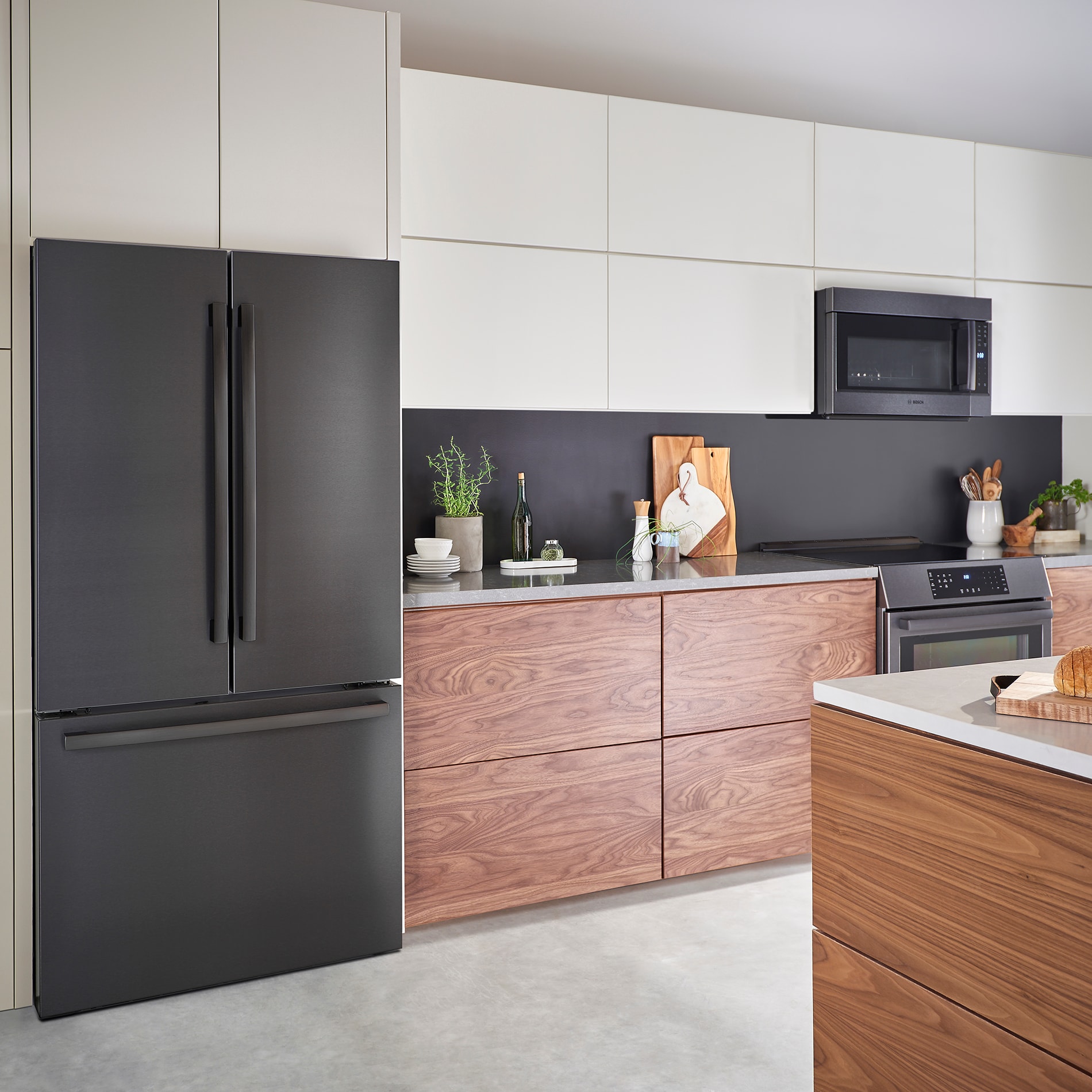 Refrigerador de puerta francesa de 3 puertas Bosch Serie 800 de 21 pies cúbicos de profundidad de mostrador con fabricador de hielo y dispensador de agua (Acero inoxidable negro) Certificado ENERGY STAR B36CT80SNB