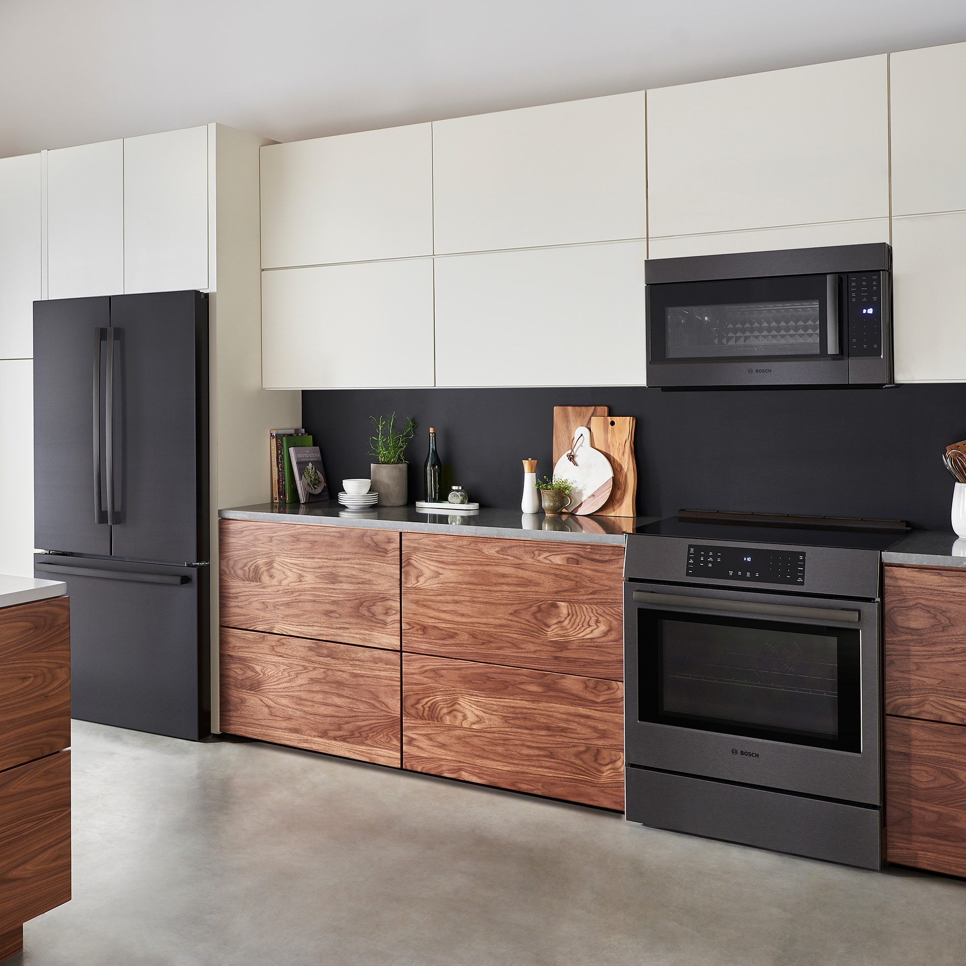 Refrigerador de puerta francesa de 3 puertas Bosch Serie 800 de 21 pies cúbicos de profundidad de mostrador con fabricador de hielo y dispensador de agua (Acero inoxidable negro) Certificado ENERGY STAR B36CT80SNB