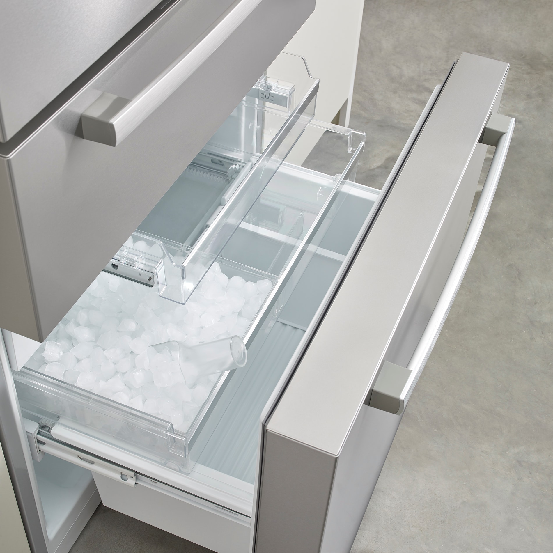 Refrigerador Francés de 4 puertas de profundidad de mostrador Bosch Serie 800 de 21 pies cúbicos con fabricador de hielo y dispensador de agua (acero inoxidable) Certificado ENERGY STAR B36CL80ENS