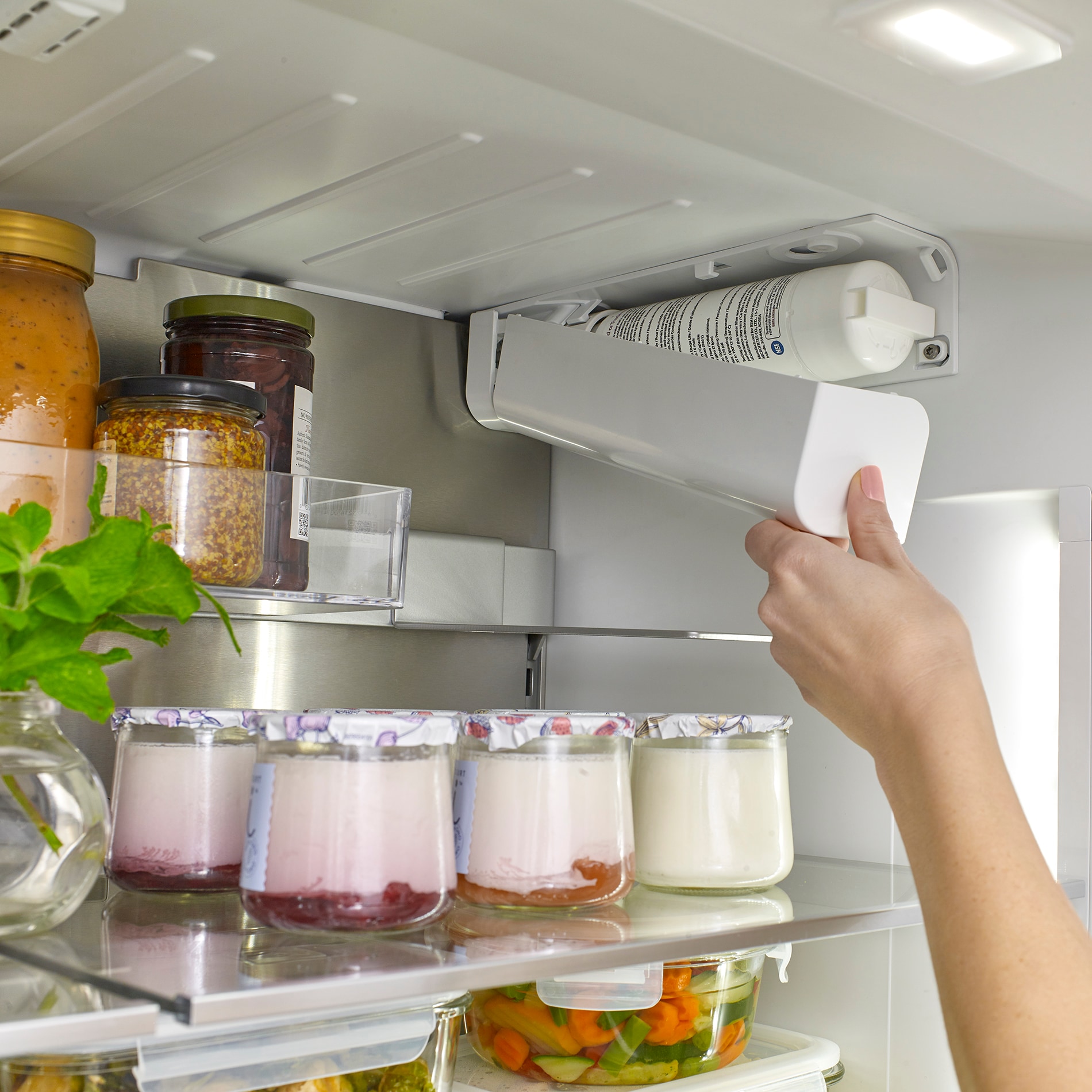 Refrigerador Francés de 4 puertas de profundidad de mostrador Bosch Serie 800 de 21 pies cúbicos con fabricador de hielo y dispensador de agua (acero inoxidable) Certificado ENERGY STAR B36CL80ENS