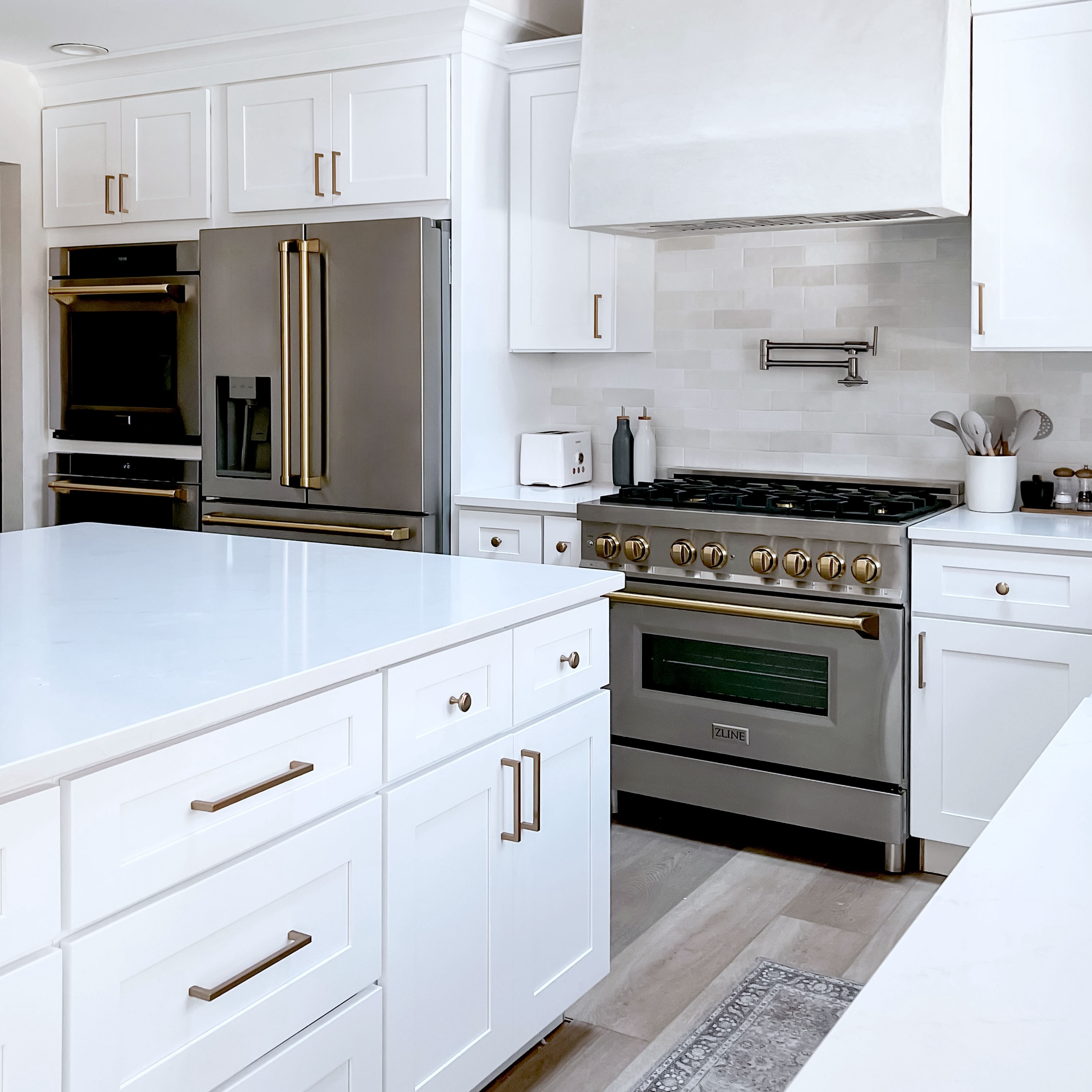 Refrigerador de Puerta Francesa de 4 Puertas ZLINE KITCHEN & BATH Counter-Depth Autograph Edition 21.6 pies cúbicos con Fabricador de Hielo y Dispensador de Agua ( Acabado en Acero Inoxidable Resistente a Huellas con Detalles en Bronce Champagne ) Certificado ENERGY STAR RFMZ-W-36-CB