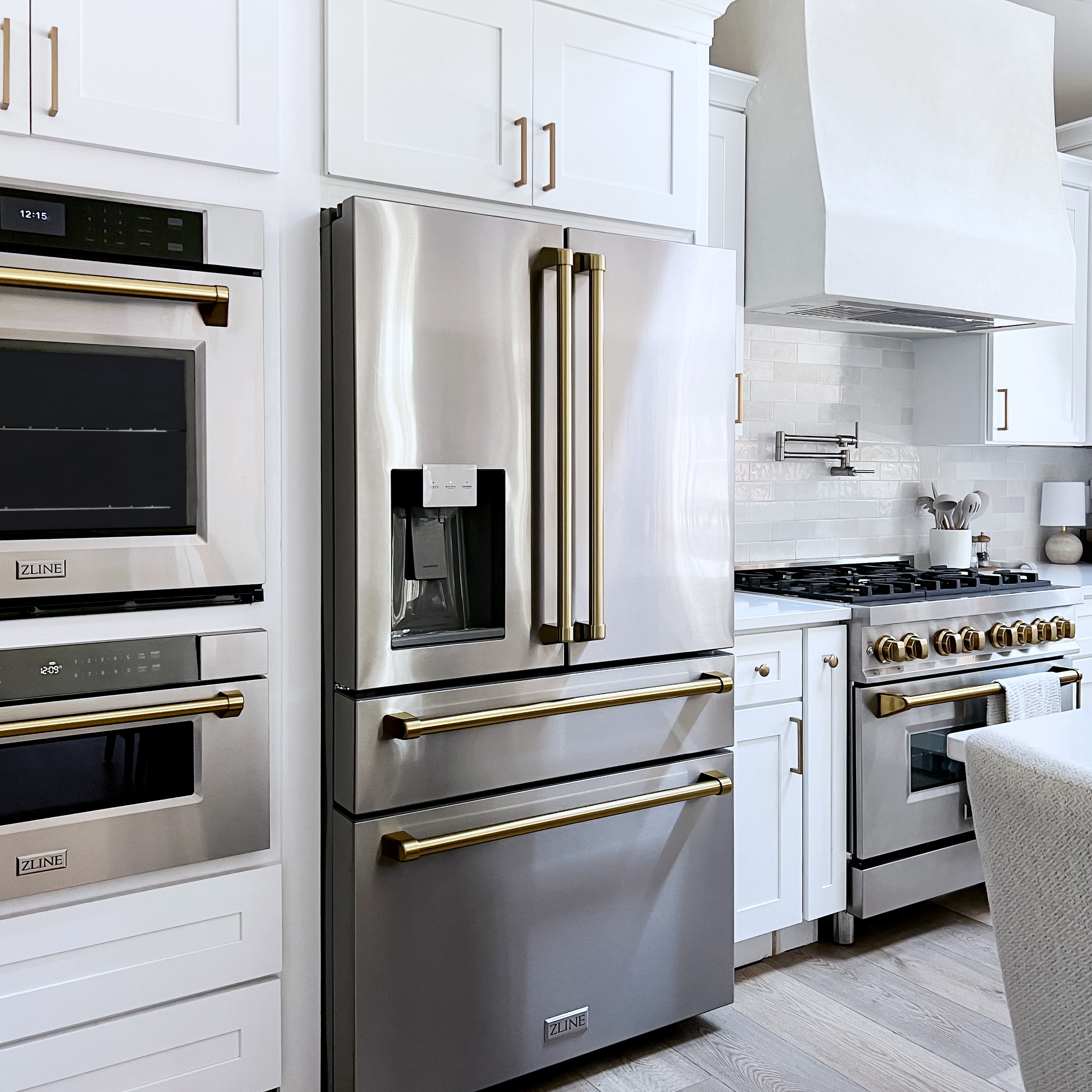 Refrigerador de Puerta Francesa de 4 Puertas ZLINE KITCHEN & BATH Counter-Depth Autograph Edition 21.6 pies cúbicos con Fabricador de Hielo y Dispensador de Agua ( Acabado en Acero Inoxidable Resistente a Huellas con Detalles en Bronce Champagne ) Certificado ENERGY STAR RFMZ-W-36-CB