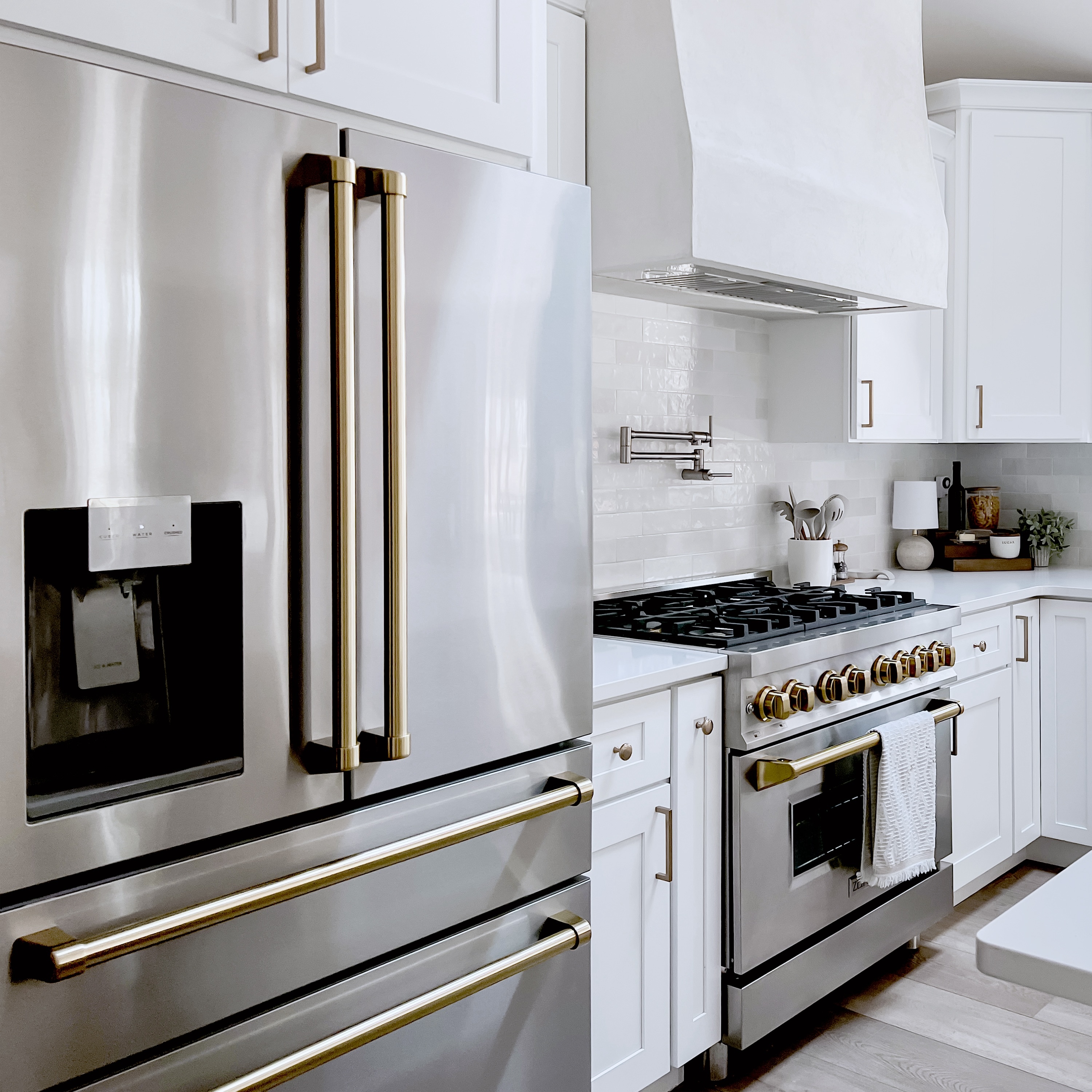 Refrigerador de Puerta Francesa de 4 Puertas ZLINE KITCHEN & BATH Counter-Depth Autograph Edition 21.6 pies cúbicos con Fabricador de Hielo y Dispensador de Agua ( Acabado en Acero Inoxidable Resistente a Huellas con Detalles en Bronce Champagne ) Certificado ENERGY STAR RFMZ-W-36-CB
