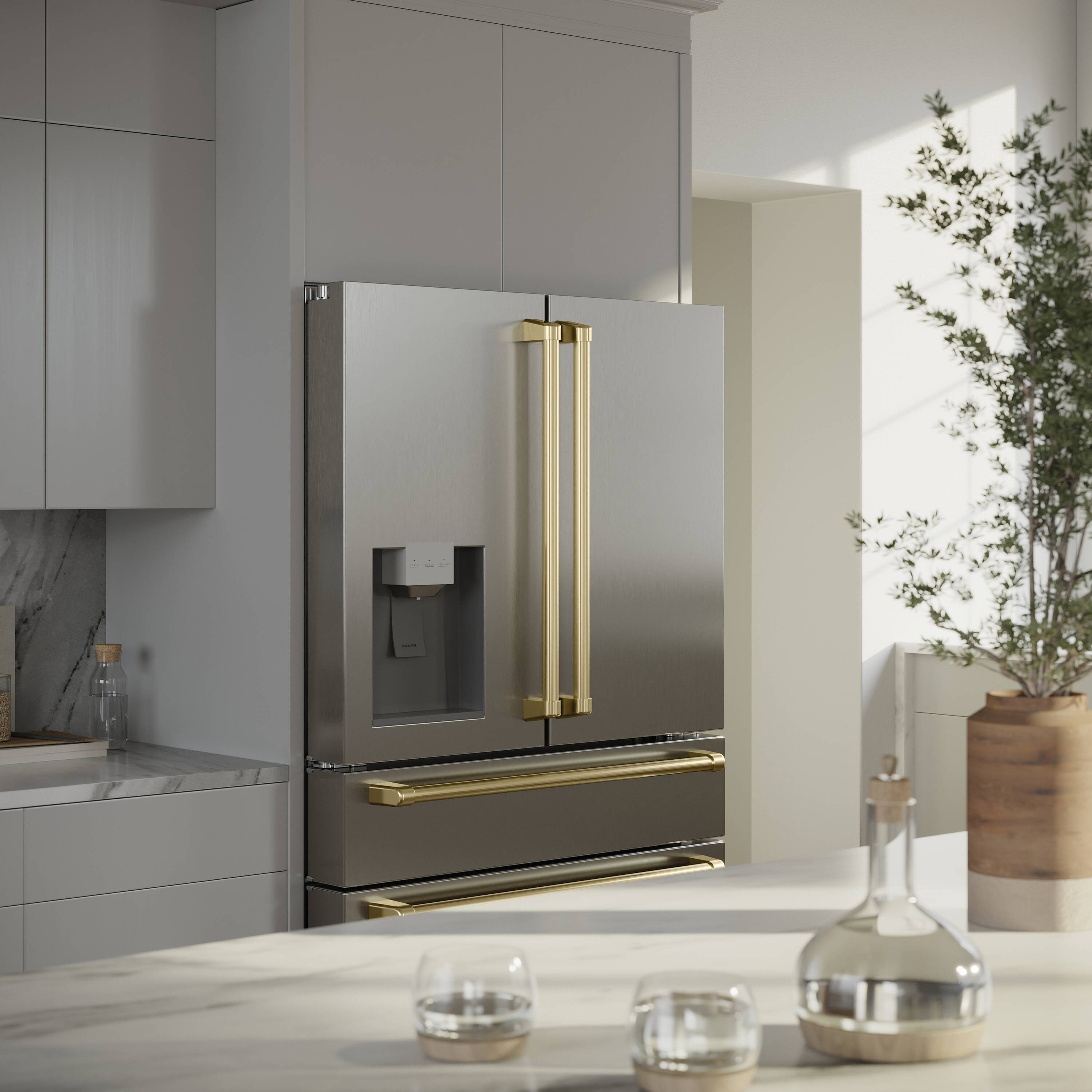 Refrigerador de puertas francesas de 4 puertas ZLINE KITCHEN & BATH de 21.6 pies cúbicos de profundidad de mostrador con fabricador de hielo y dispensador de agua (acero inoxidable resistente a las huellas dactilares con manijas de oro pulido) certificado ENERGY STAR RFMZ-W-36-G