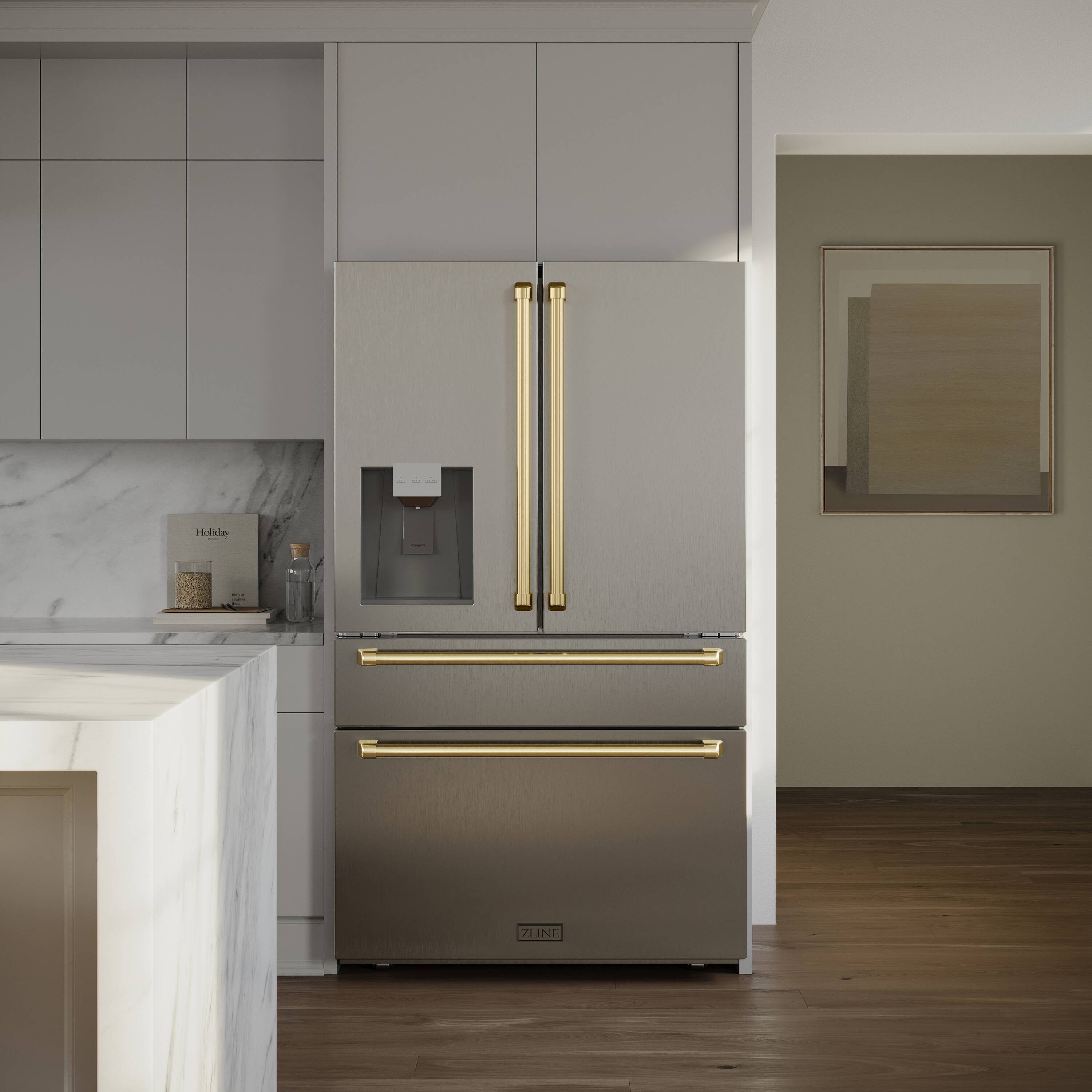 Refrigerador de puertas francesas de 4 puertas ZLINE KITCHEN & BATH de 21.6 pies cúbicos de profundidad de mostrador con fabricador de hielo y dispensador de agua (acero inoxidable resistente a las huellas dactilares con manijas de oro pulido) certificado ENERGY STAR RFMZ-W-36-G