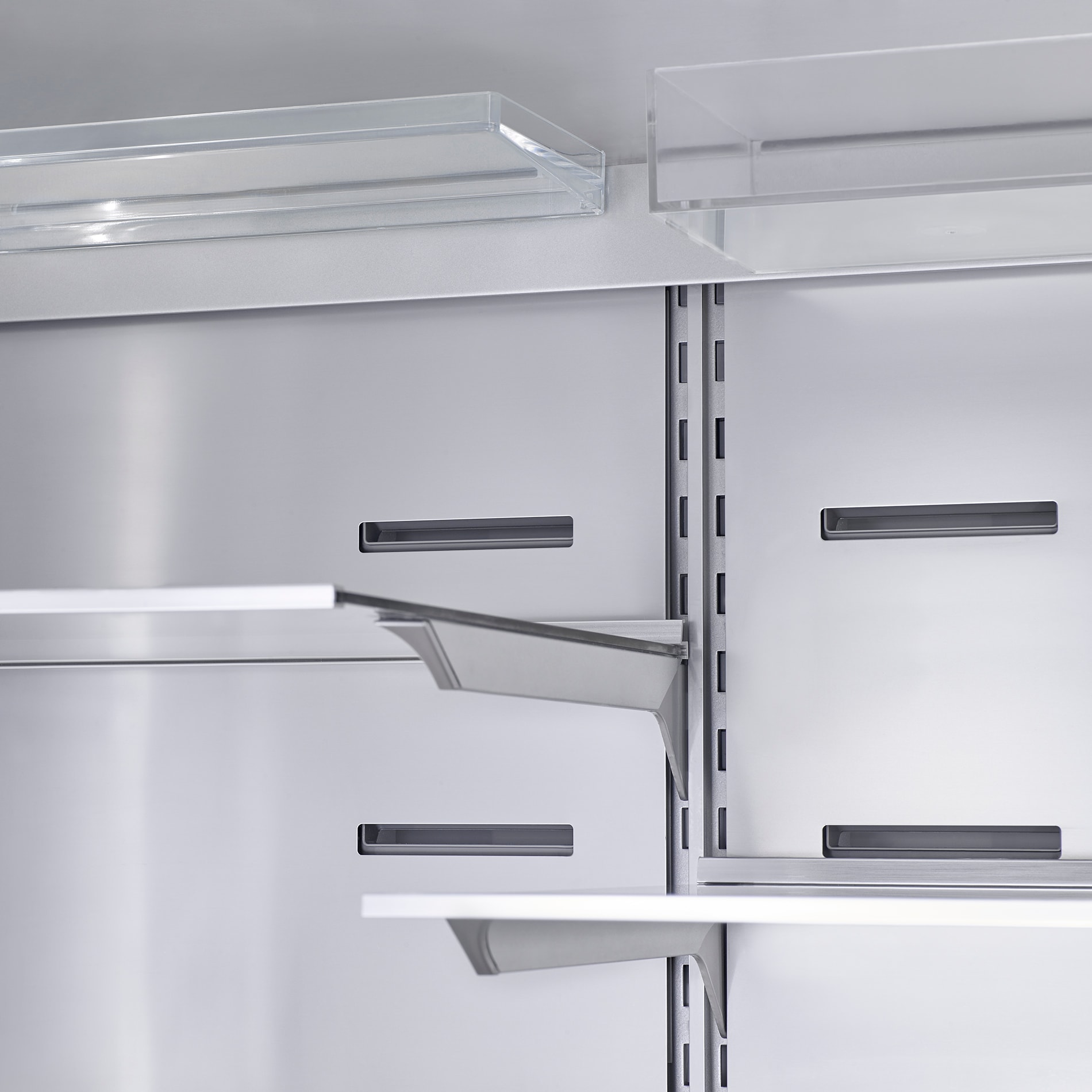 Refrigerador francés de 3 puertas de acero inoxidable con fabricador de hielo y dispensador de agua, serie 800 de Bosch con profundidad de mostrador y certificación ENERGY STAR de 21 pies cúbicos.