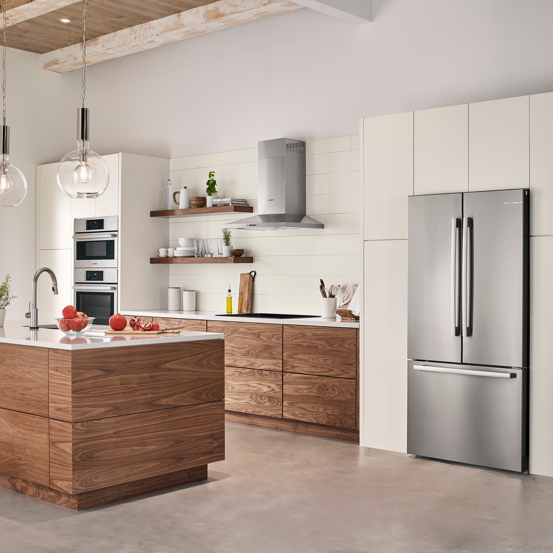 Refrigerador francés de 3 puertas de acero inoxidable con fabricador de hielo y dispensador de agua, serie 800 de Bosch con profundidad de mostrador y certificación ENERGY STAR de 21 pies cúbicos.