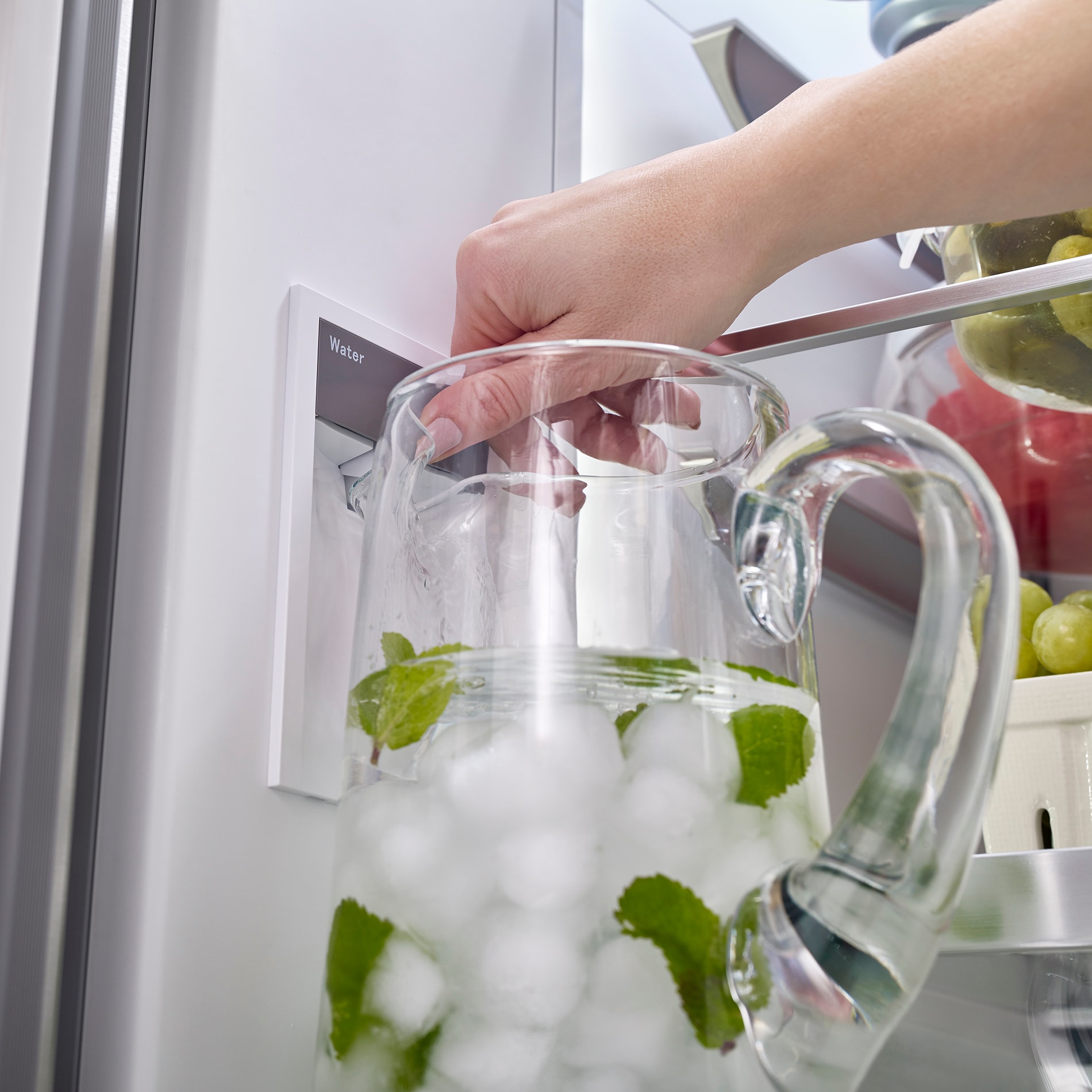 Refrigerador francés de 3 puertas de acero inoxidable con fabricador de hielo y dispensador de agua, serie 800 de Bosch con profundidad de mostrador y certificación ENERGY STAR de 21 pies cúbicos.