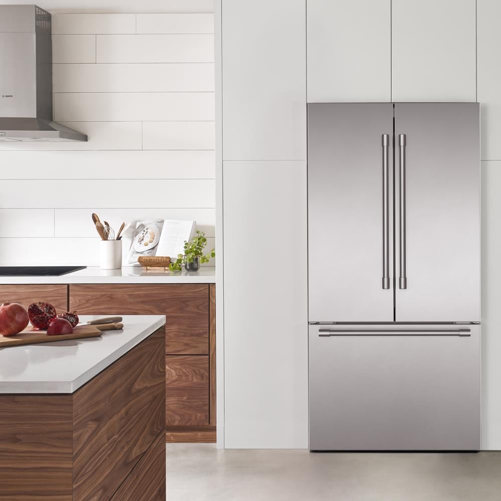 Refrigerador francés de 3 puertas de acero inoxidable con fabricador de hielo y dispensador de agua, serie 800 de Bosch con profundidad de mostrador y certificación ENERGY STAR de 21 pies cúbicos.