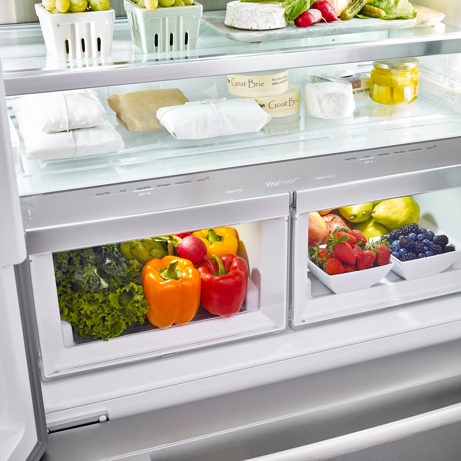 Refrigerador francés de 3 puertas de acero inoxidable con fabricador de hielo y dispensador de agua, serie 800 de Bosch con profundidad de mostrador y certificación ENERGY STAR de 21 pies cúbicos.