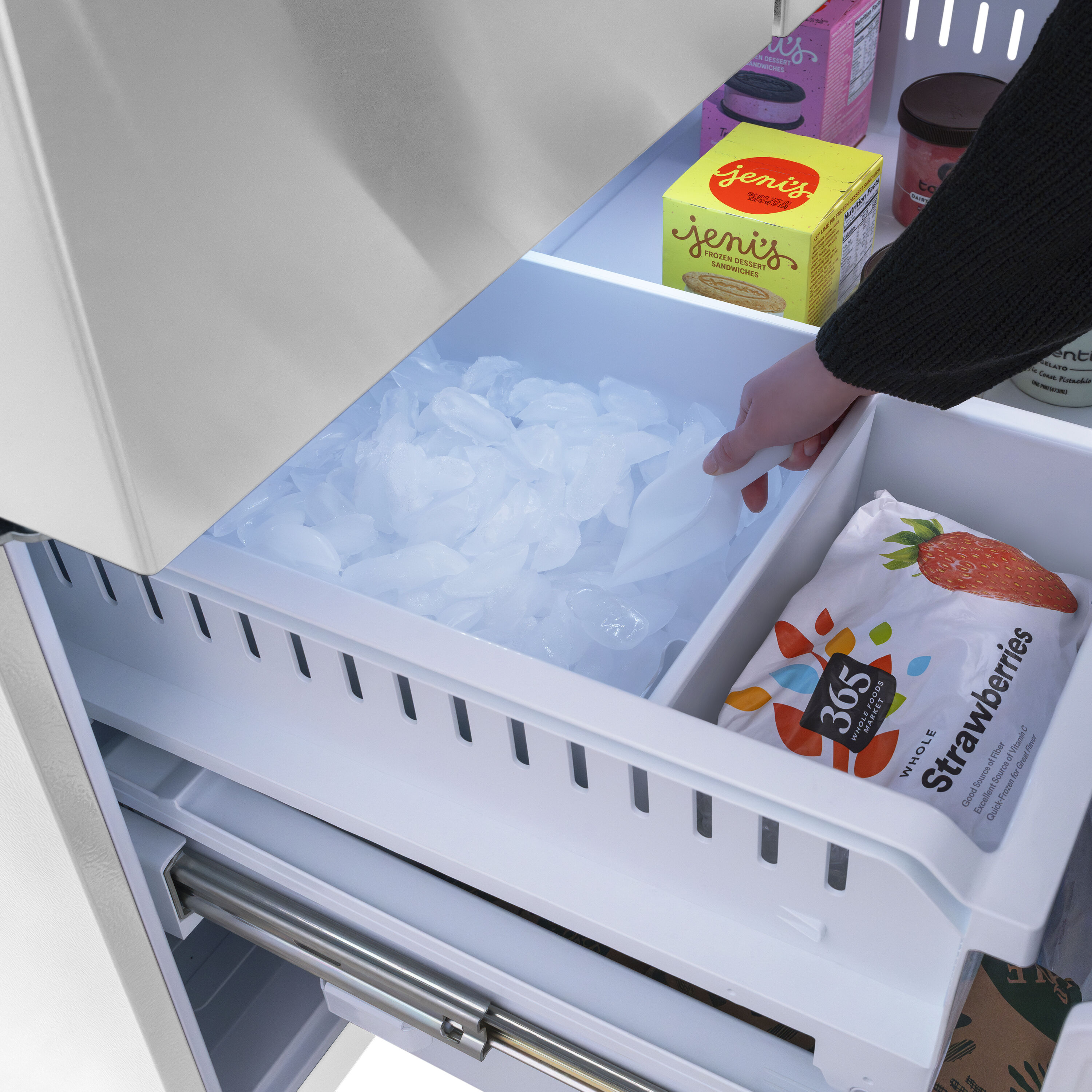 Refrigerador de Puertas Francesas de 3 Puertas con Dispensador de Hielo y Agua (Acero Inoxidable con Mango de Bronce Champán) Certificado ENERGY STAR, Profundidad Estándar de 28.9 pies cúbicos de ZLINE KITCHEN & BATH