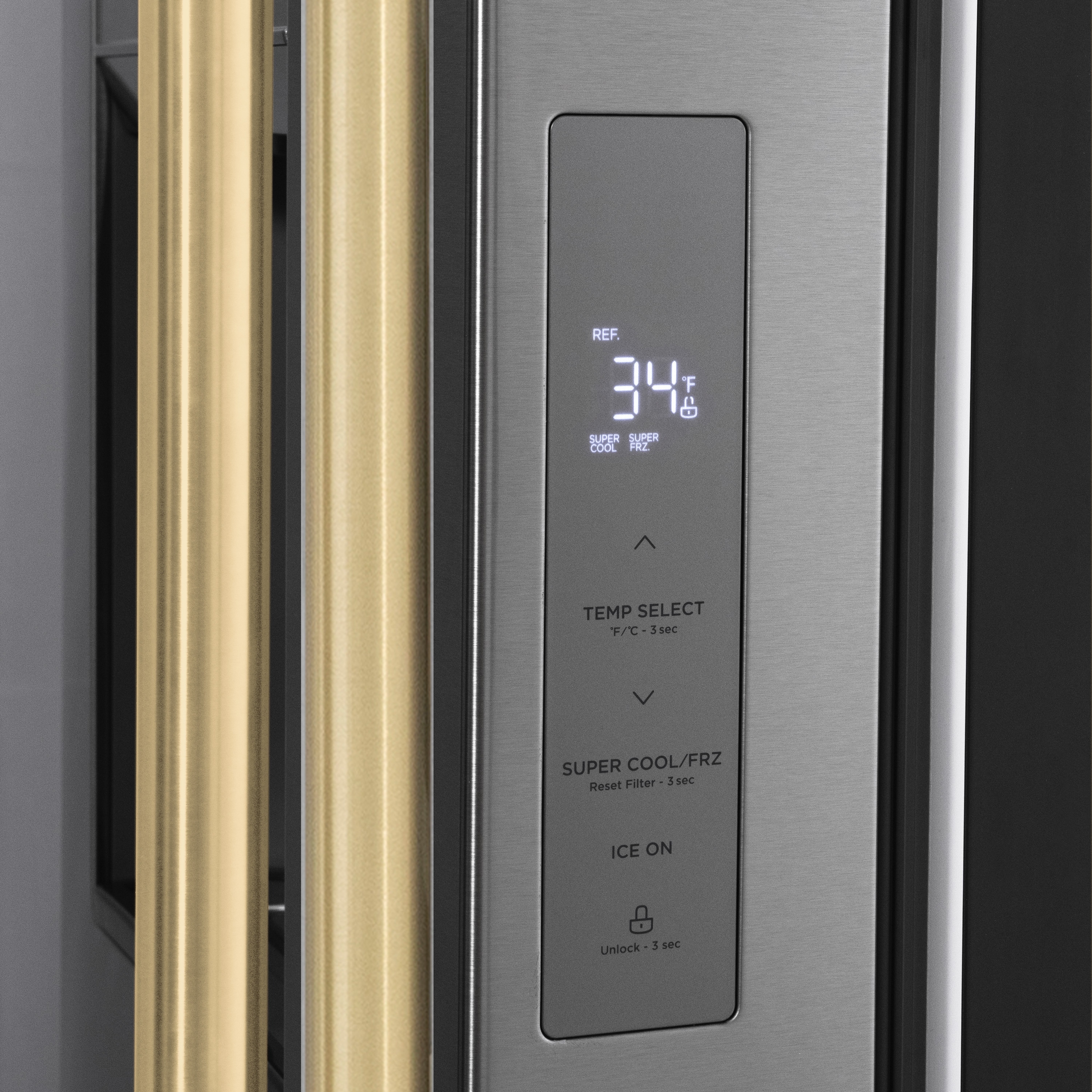 Refrigerador de Puertas Francesas de 3 Puertas con Dispensador de Hielo y Agua (Acero Inoxidable con Mango de Bronce Champán) Certificado ENERGY STAR, Profundidad Estándar de 28.9 pies cúbicos de ZLINE KITCHEN & BATH