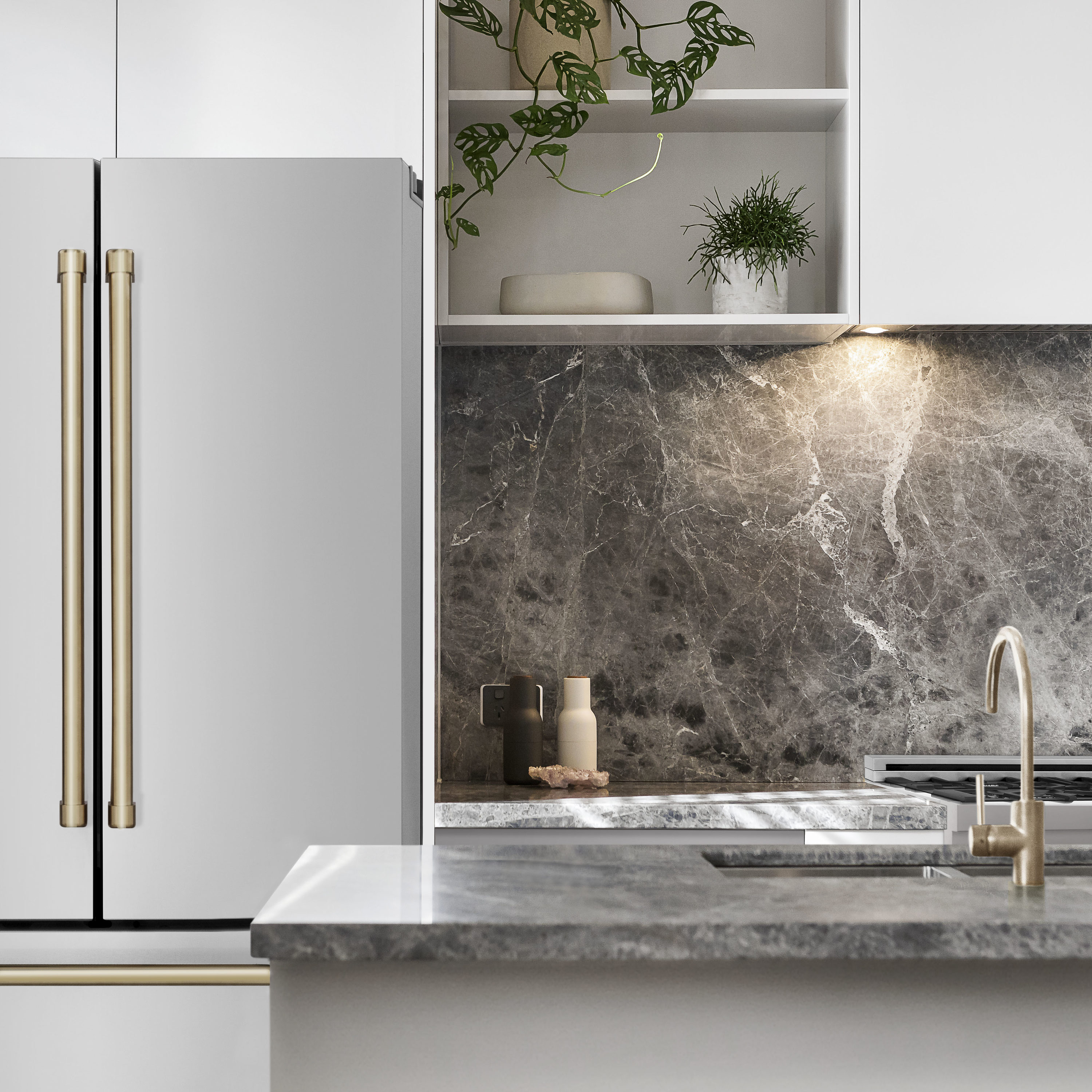 Refrigerador de Puerta Francesa de 4 Puertas ZLINE KITCHEN & BATH Edición Autógrafo de Profundidad de Mostrador de 22.5 pies cúbicos con Fabricador de Hielo (Acero Inoxidable Resistente a las Huellas Dactilares con Detalles en Bronce Champagne) Certificado ENERGY STAR RFMZ-36-CB