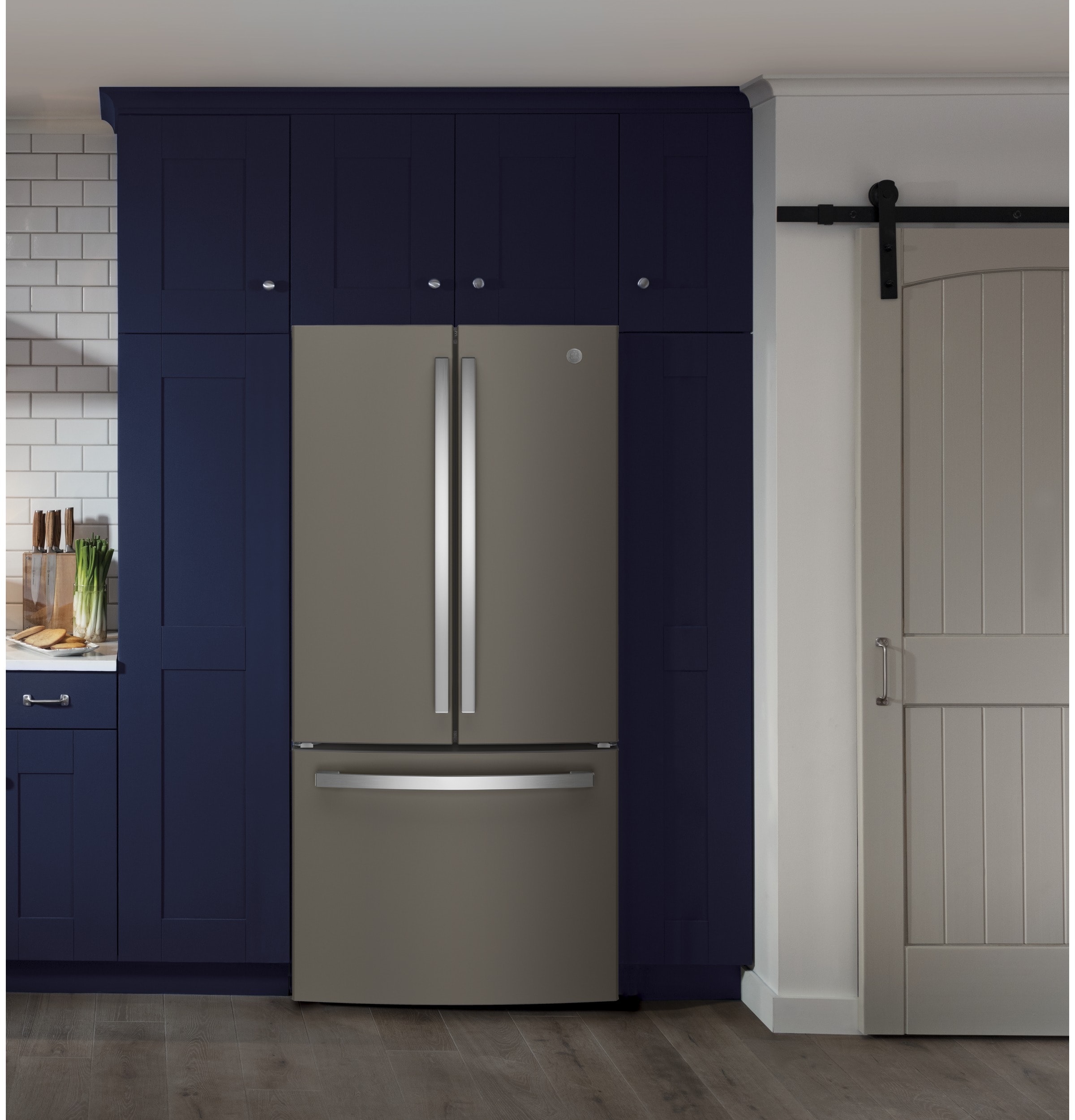 Refrigerador francés de 3 puertas GE de 18.6 pies cúbicos de profundidad de mostrador con fabricador de hielo y dispensador de agua (Gris pizarra) con certificación ENERGY STAR GWE19JMLES
