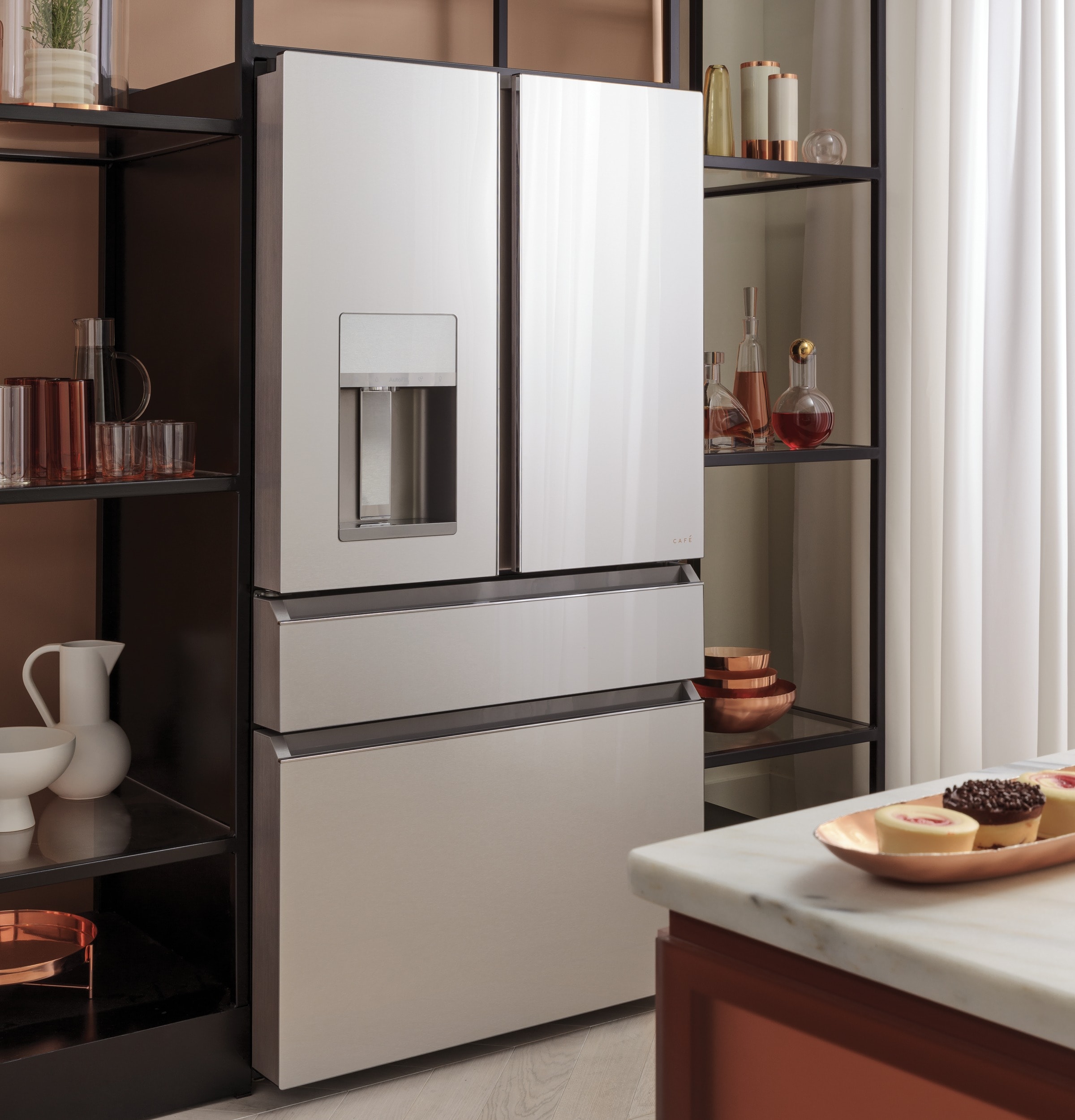 Refrigerador Francés de 4 puertas compatible con Smart, con dispensador de agua e hielo (vidrio platino) - Certificado ENERGY STAR de 27.8 pies cúbicos de profundidad estándar y moderno de vidrio.