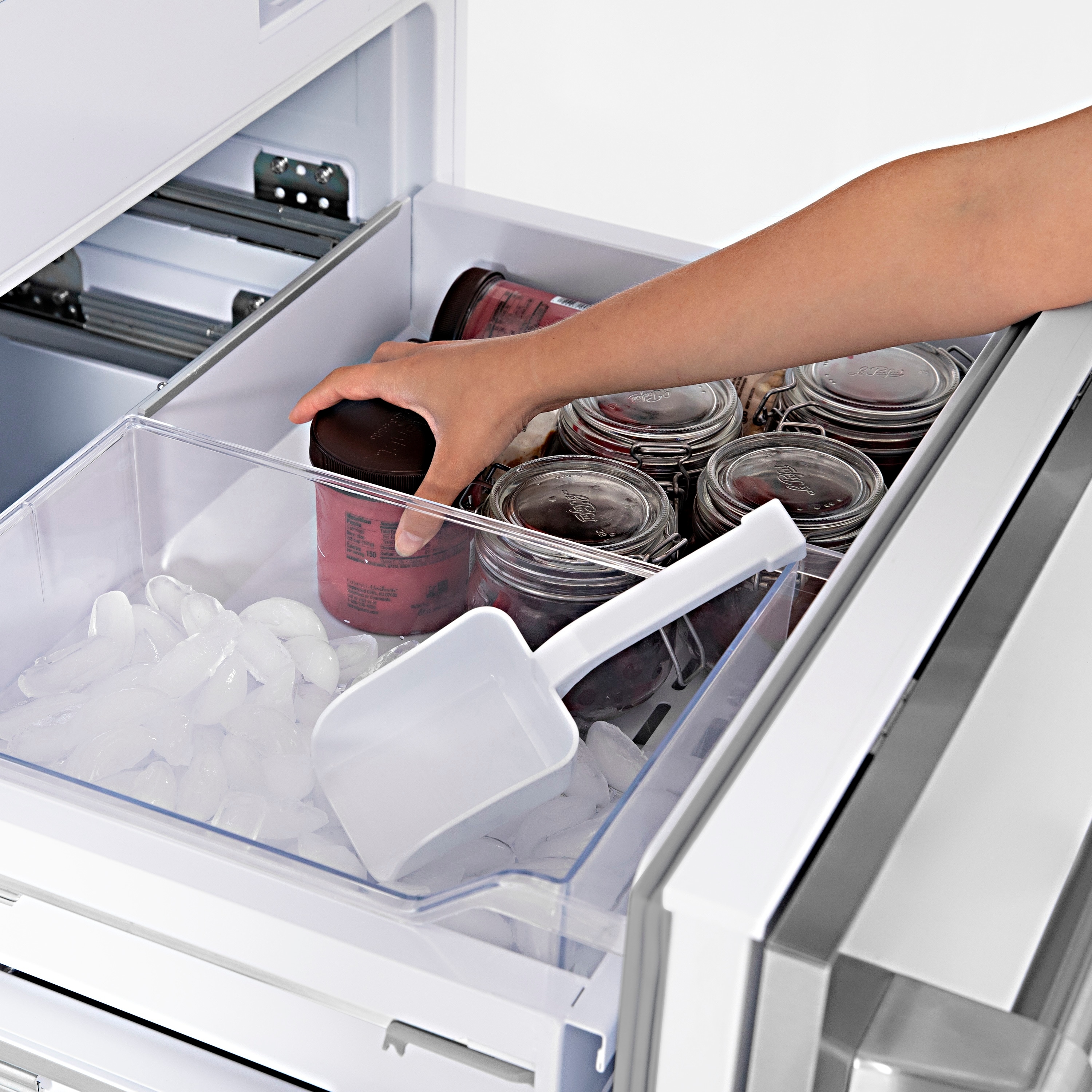 Refrigerador empotrado de puertas francesas con máquina de hielo y dispensador de agua y hielo, certificado ENERGY STAR, listo para panel. Profundidad de mostrador de 32.2 pies cúbicos de ZLINE KITCHEN & BATH.