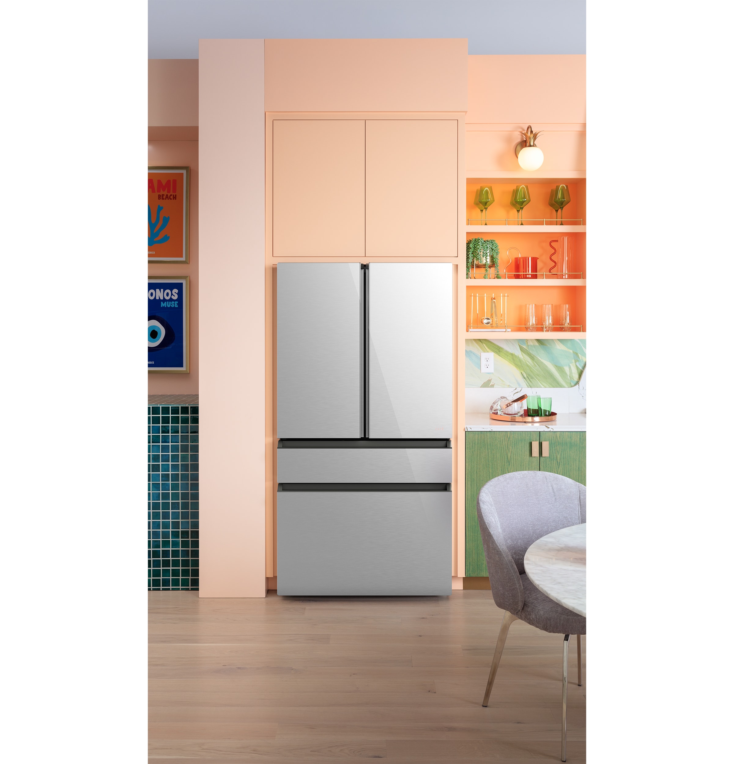 Refrigerador francés de puerta inteligente compatible con cafetería de 23.2 pies cúbicos de profundidad de mostrador con fabricador de hielo y dispensador de agua (vidrio platino) Certificado ENERGY STAR CJE23DM5WS5.