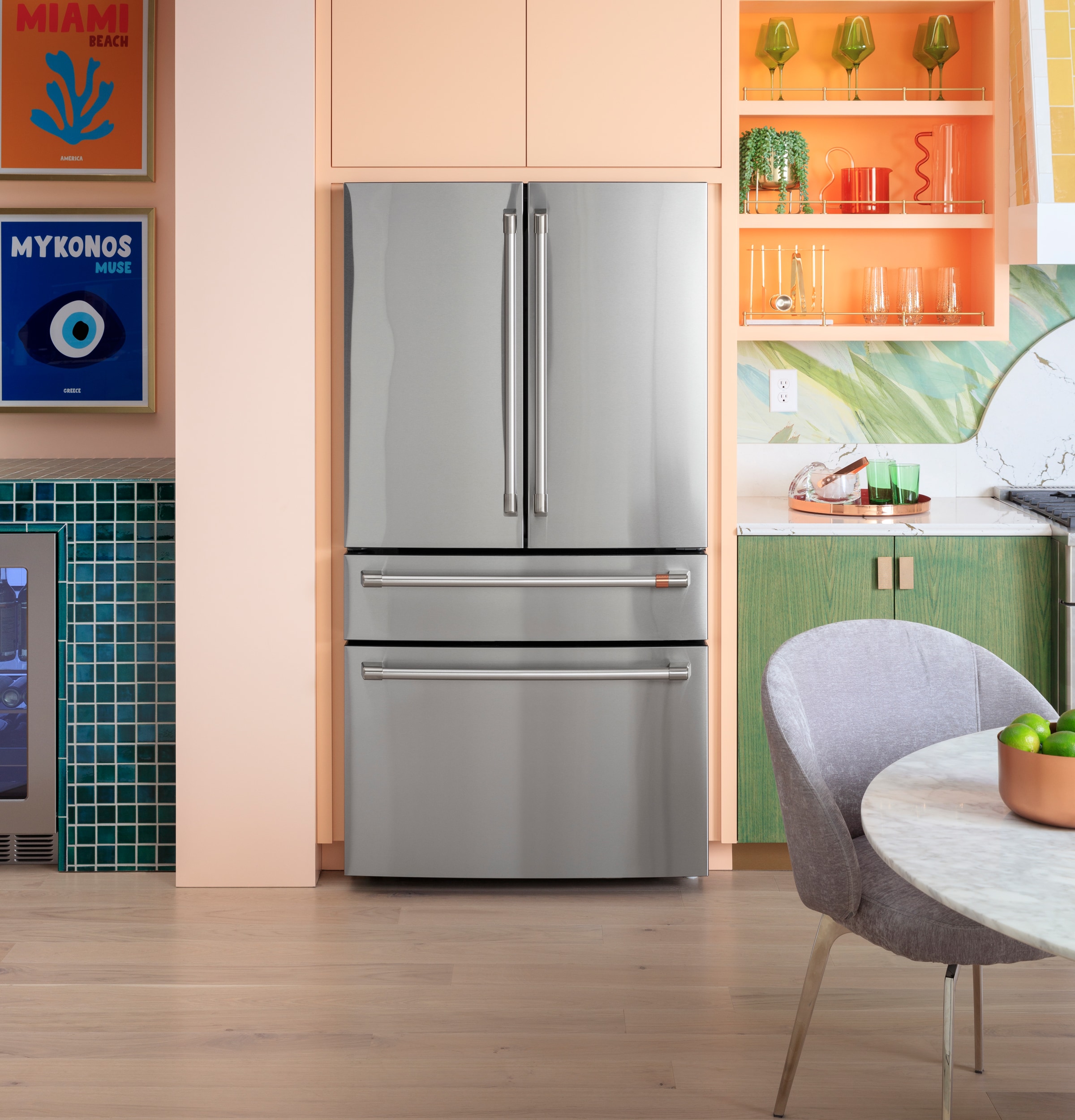 Refrigerador francés de 23.2 pies cúbicos con profundidad de mostrador y 4 puertas, compatible con tecnología Smart, dispensador de agua e hielo (acero inoxidable) certificado ENERGY STAR.