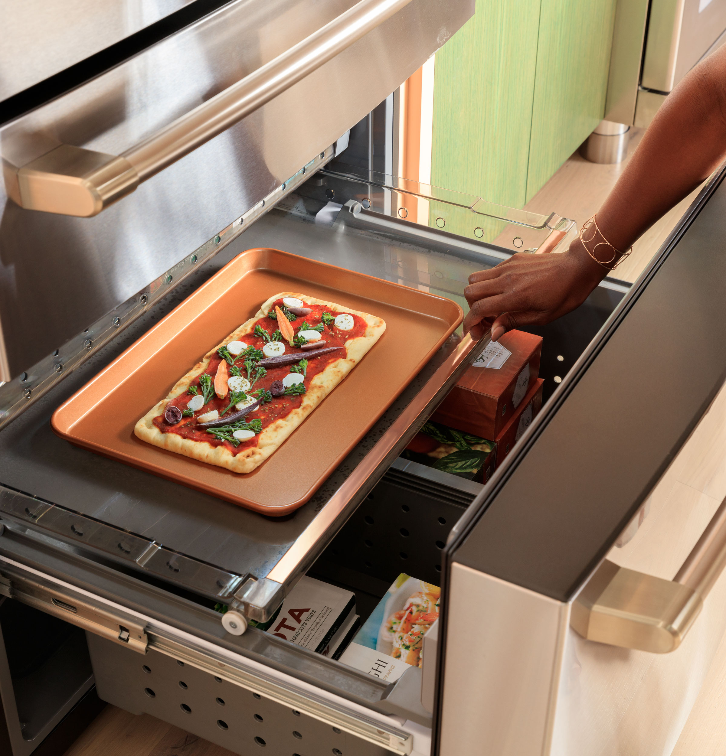 Refrigerador francés de 23.2 pies cúbicos con profundidad de mostrador y 4 puertas, compatible con tecnología Smart, dispensador de agua e hielo (acero inoxidable) certificado ENERGY STAR.