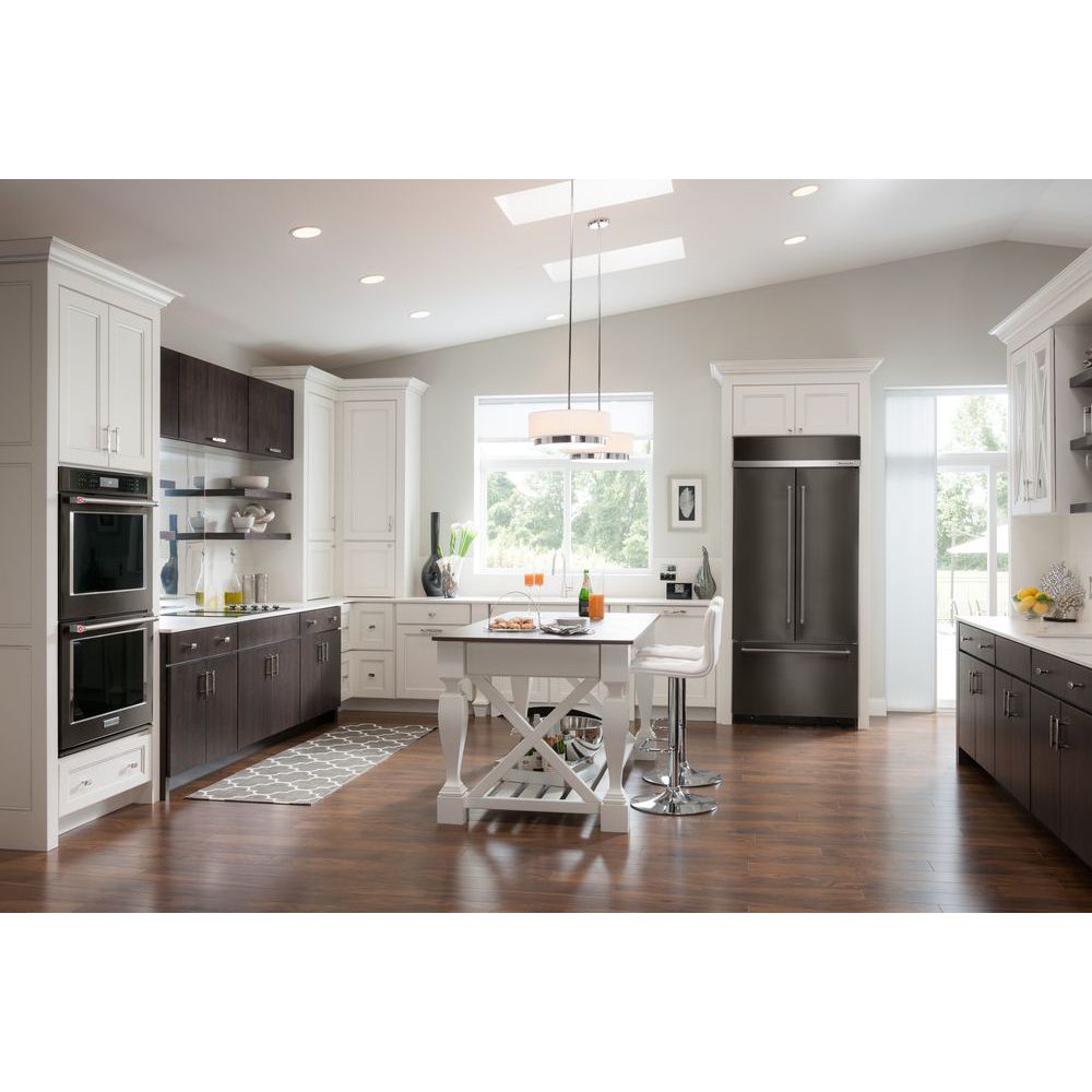 Refrigerador empotrable de puertas francesas estándar de 24.2 pies cúbicos de profundidad estándar de KitchenAid con fabricador de hielo (Negro Acero Inoxidable con PRINTSHIELD) Certificado ENERGY STAR KBFN502EBS