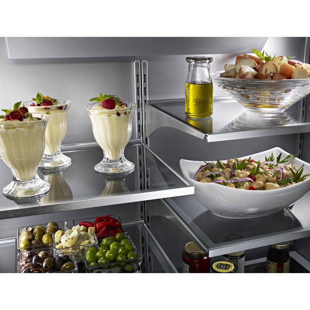 Refrigerador empotrado de puertas francesas con fabricador de hielo de KitchenAid de 24.2 pies cúbicos de profundidad estándar, con Panel Ready y certificado ENERGY STAR KBFN502EPA