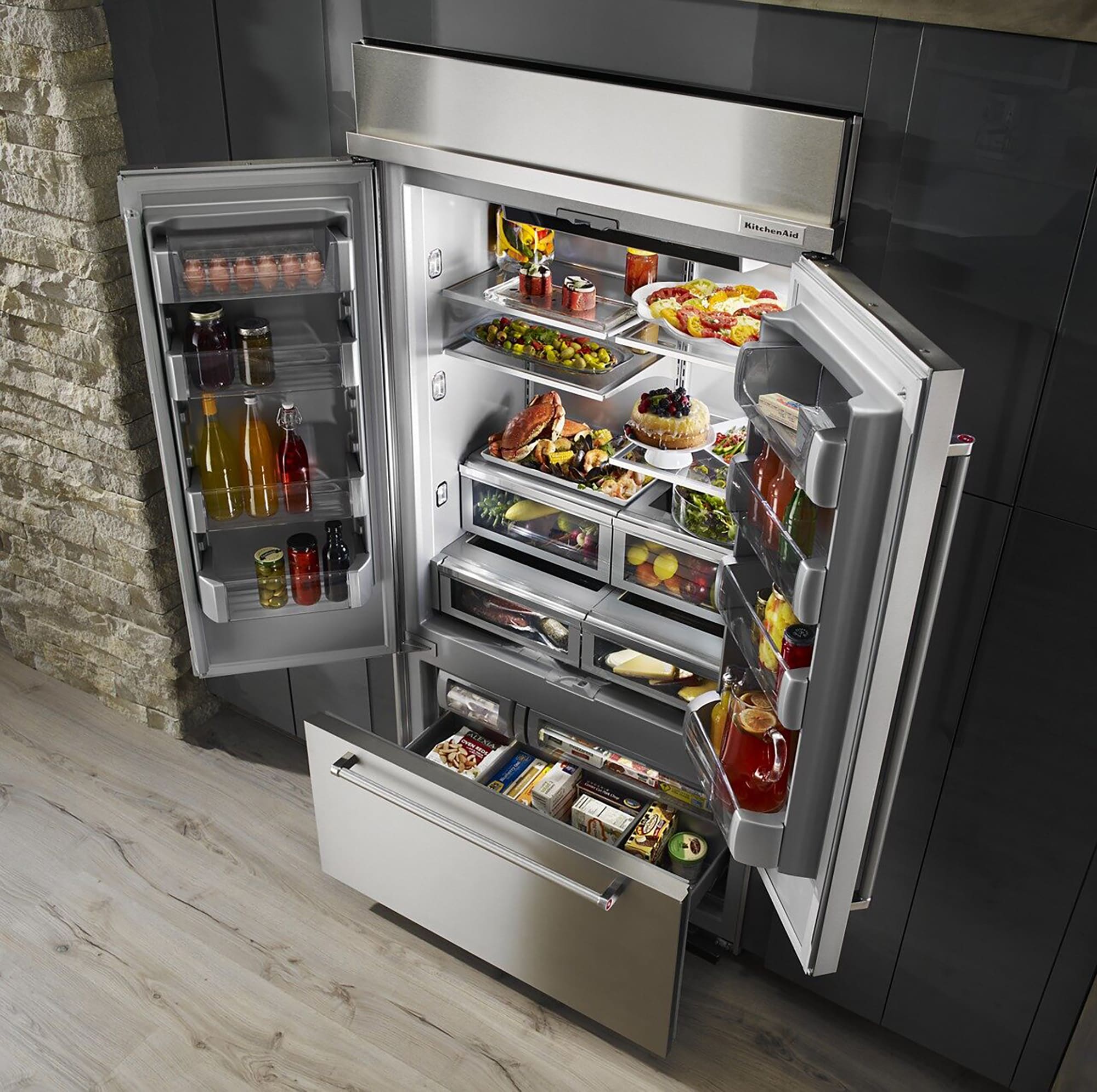 Refrigerador empotrado de puertas francesas con fabricador de hielo de KitchenAid de 24.2 pies cúbicos de profundidad estándar, con Panel Ready y certificado ENERGY STAR KBFN502EPA