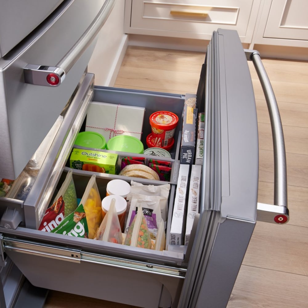 Refrigerador francés de 4 puertas de profundidad estándar de 26.2 pies cúbicos de KitchenAid con fabricador de hielo y dispensador de agua e hielo (acero inoxidable PrintShield) KRMF536RPS.