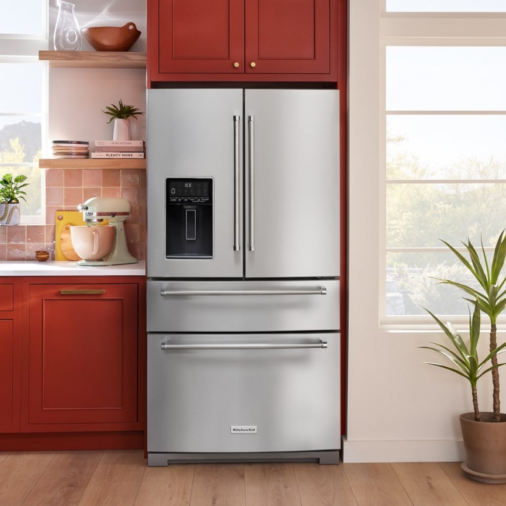 Refrigerador francés de 4 puertas de profundidad estándar de 26.2 pies cúbicos de KitchenAid con fabricador de hielo y dispensador de agua e hielo (acero inoxidable PrintShield) KRMF536RPS.
