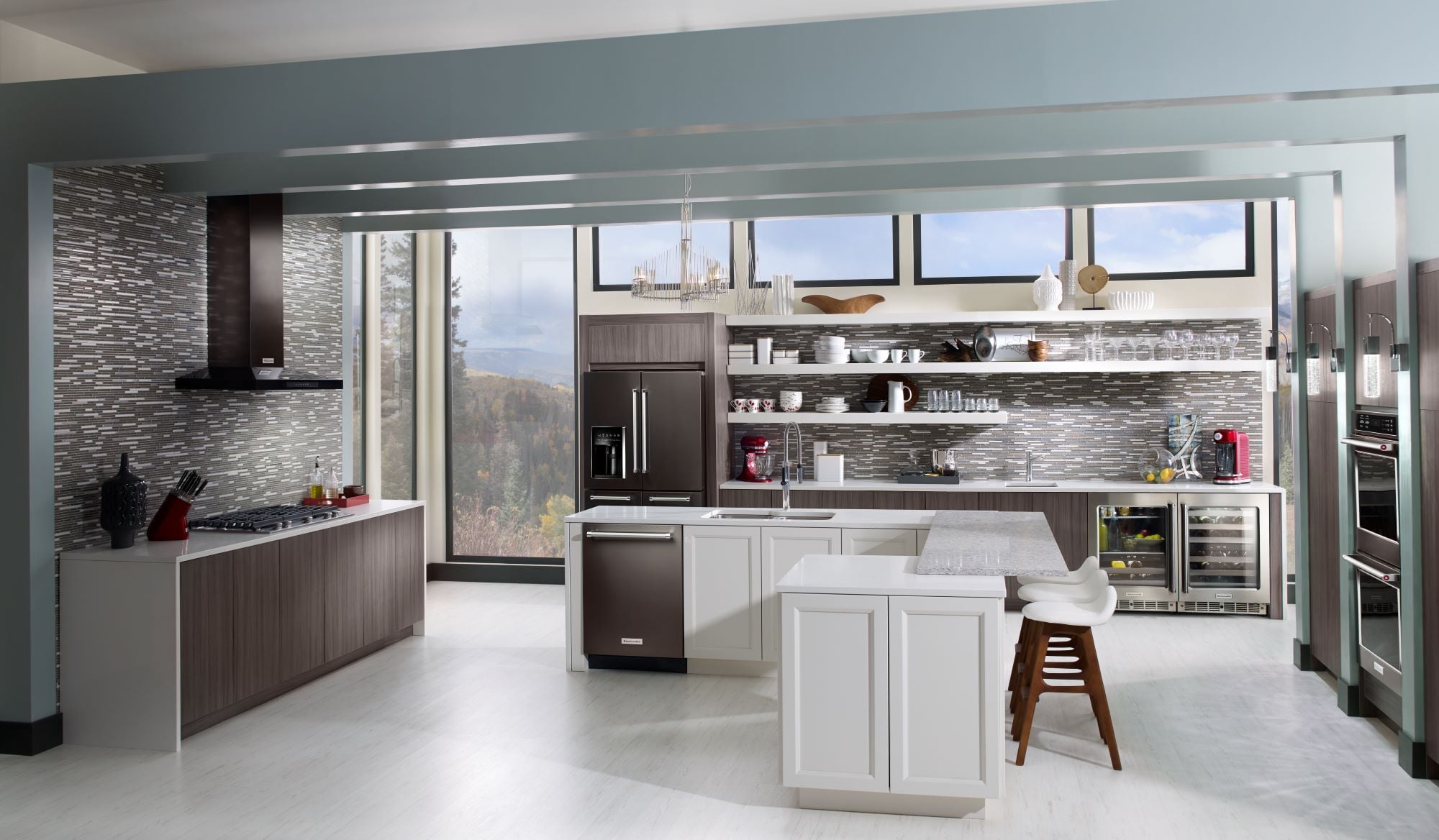 Refrigerador French Door de 5 puertas con dispensador de hielo y agua - Acero Inoxidable Negro con acabado PRINTSHIELD de 25.8 pies cúbicos de profundidad estándar de KitchenAid KRMF706EBS