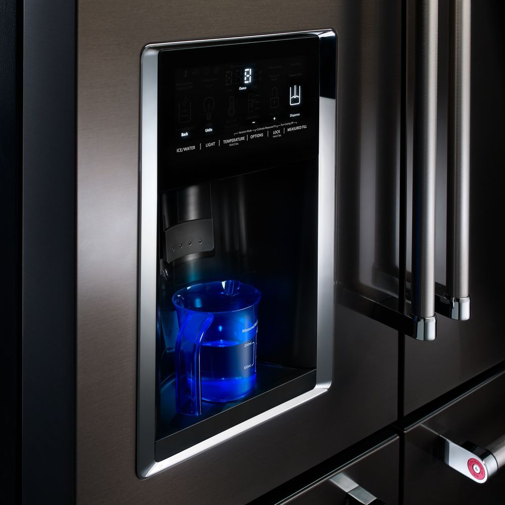 Refrigerador French Door de 5 puertas con dispensador de hielo y agua - Acero Inoxidable Negro con acabado PRINTSHIELD de 25.8 pies cúbicos de profundidad estándar de KitchenAid KRMF706EBS