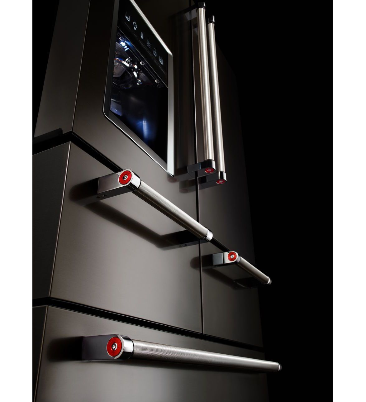 Refrigerador French Door de 5 puertas con dispensador de hielo y agua - Acero Inoxidable Negro con acabado PRINTSHIELD de 25.8 pies cúbicos de profundidad estándar de KitchenAid KRMF706EBS