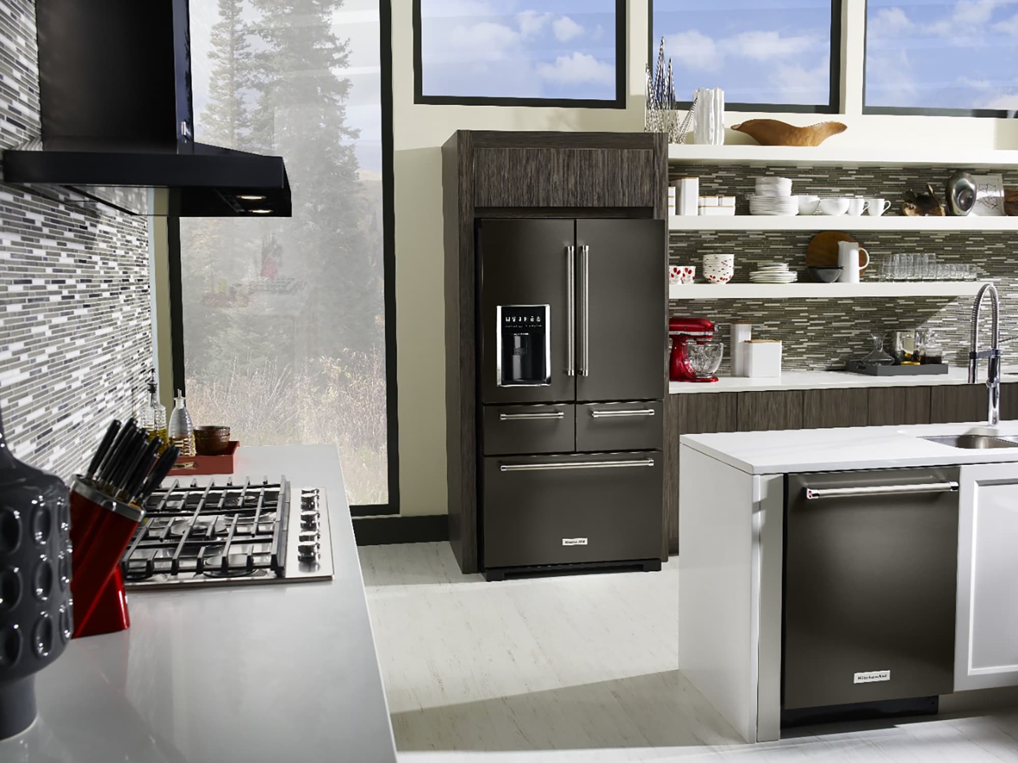 Refrigerador French Door de 5 puertas con dispensador de hielo y agua - Acero Inoxidable Negro con acabado PRINTSHIELD de 25.8 pies cúbicos de profundidad estándar de KitchenAid KRMF706EBS