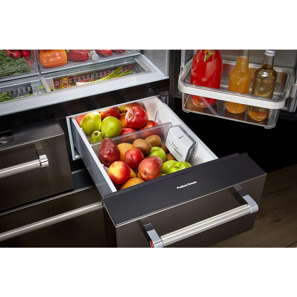 Refrigerador French Door de 5 puertas con dispensador de hielo y agua - Acero Inoxidable Negro con acabado PRINTSHIELD de 25.8 pies cúbicos de profundidad estándar de KitchenAid KRMF706EBS