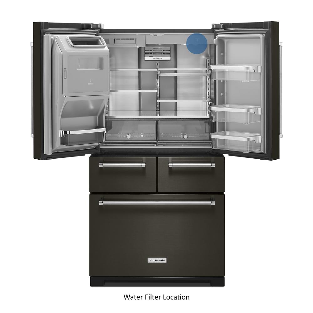 Refrigerador French Door de 5 puertas con dispensador de hielo y agua - Acero Inoxidable Negro con acabado PRINTSHIELD de 25.8 pies cúbicos de profundidad estándar de KitchenAid KRMF706EBS