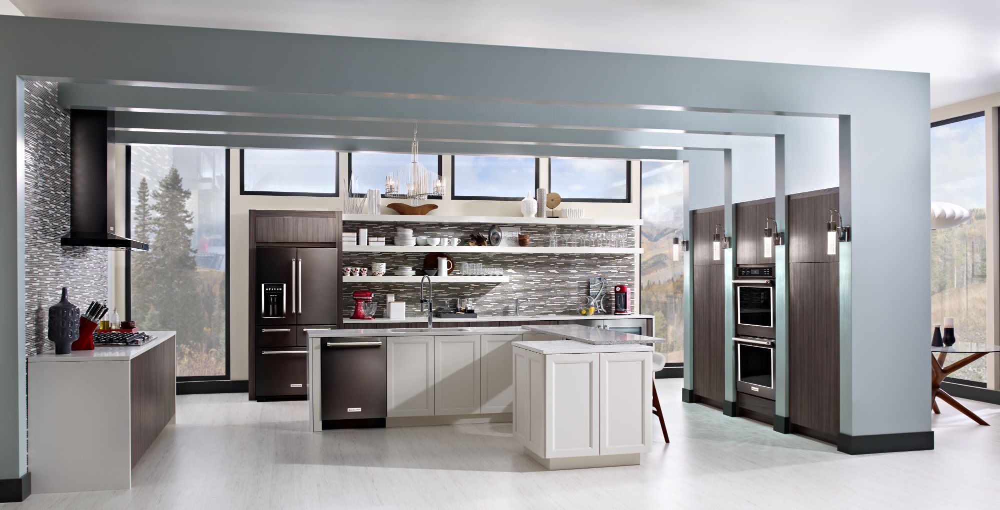 Refrigerador French Door de 5 puertas con dispensador de hielo y agua - Acero Inoxidable Negro con acabado PRINTSHIELD de 25.8 pies cúbicos de profundidad estándar de KitchenAid KRMF706EBS