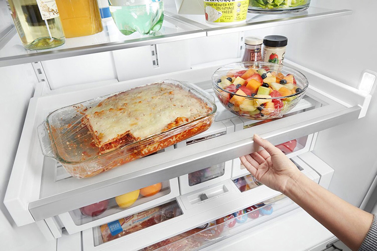 Refrigerador Francés de Puertas Dobles de 3 Puertas de 26.8 pies cúbicos de Profundidad Estándar con Fabricador de Hielo y Dispensador de Agua y Hielo (Acero Inoxidable Negro Resiste Huellas Dactilares) con Certificación ENERGY STAR WRF757SDHV