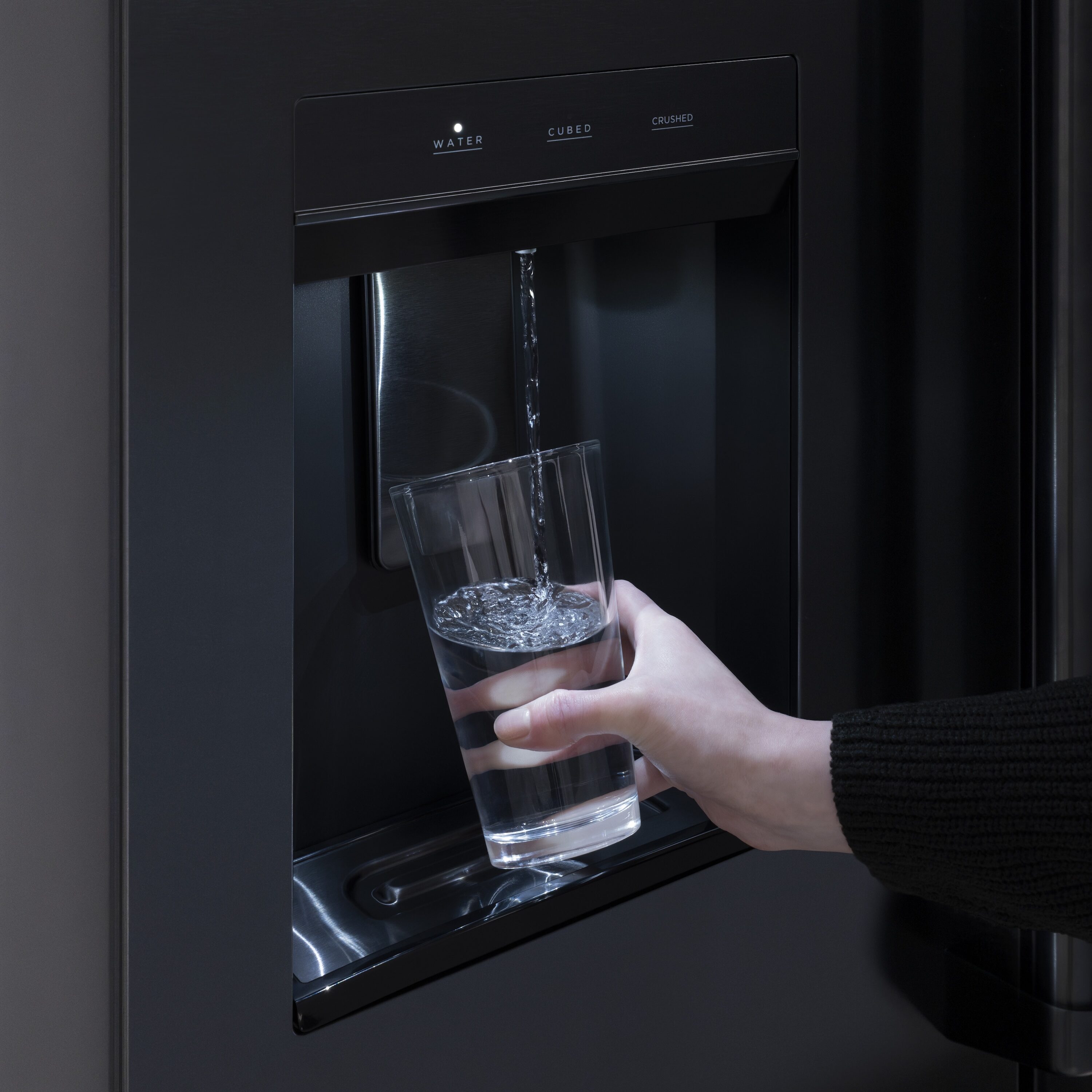 Refrigerador francés de 3 puertas estándar de 28.9 pies cúbicos con fabricador de hielo y dispensador de agua y hielo - Acero inoxidable negro con manija de bronce champán, certificado ENERGY STAR