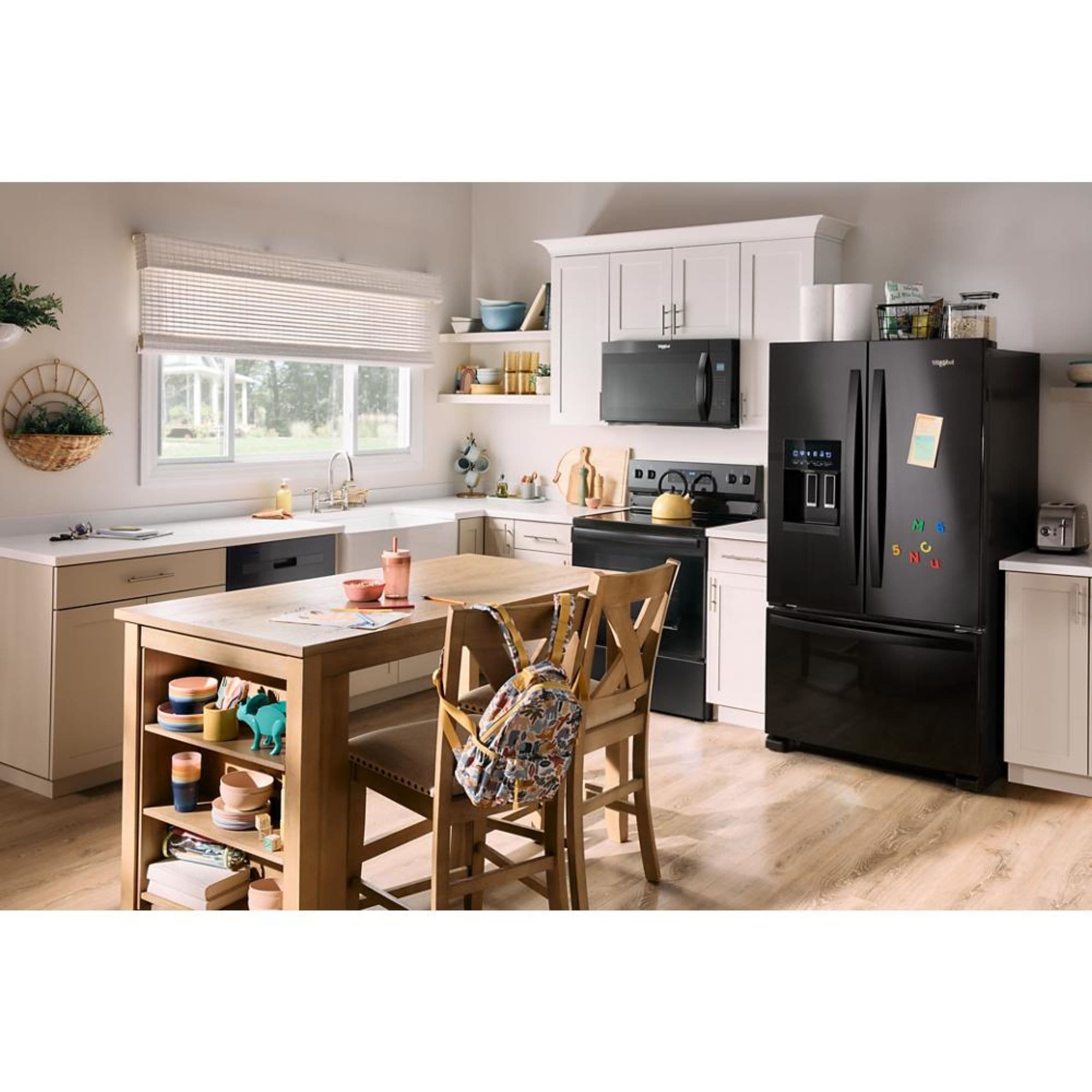 Refrigerador francés de tres puertas de profundidad estándar de 24.7 pies cúbicos con dispensador de hielo y agua (Negro) Certificado ENERGY STAR WRFF3436RB de Whirlpool.