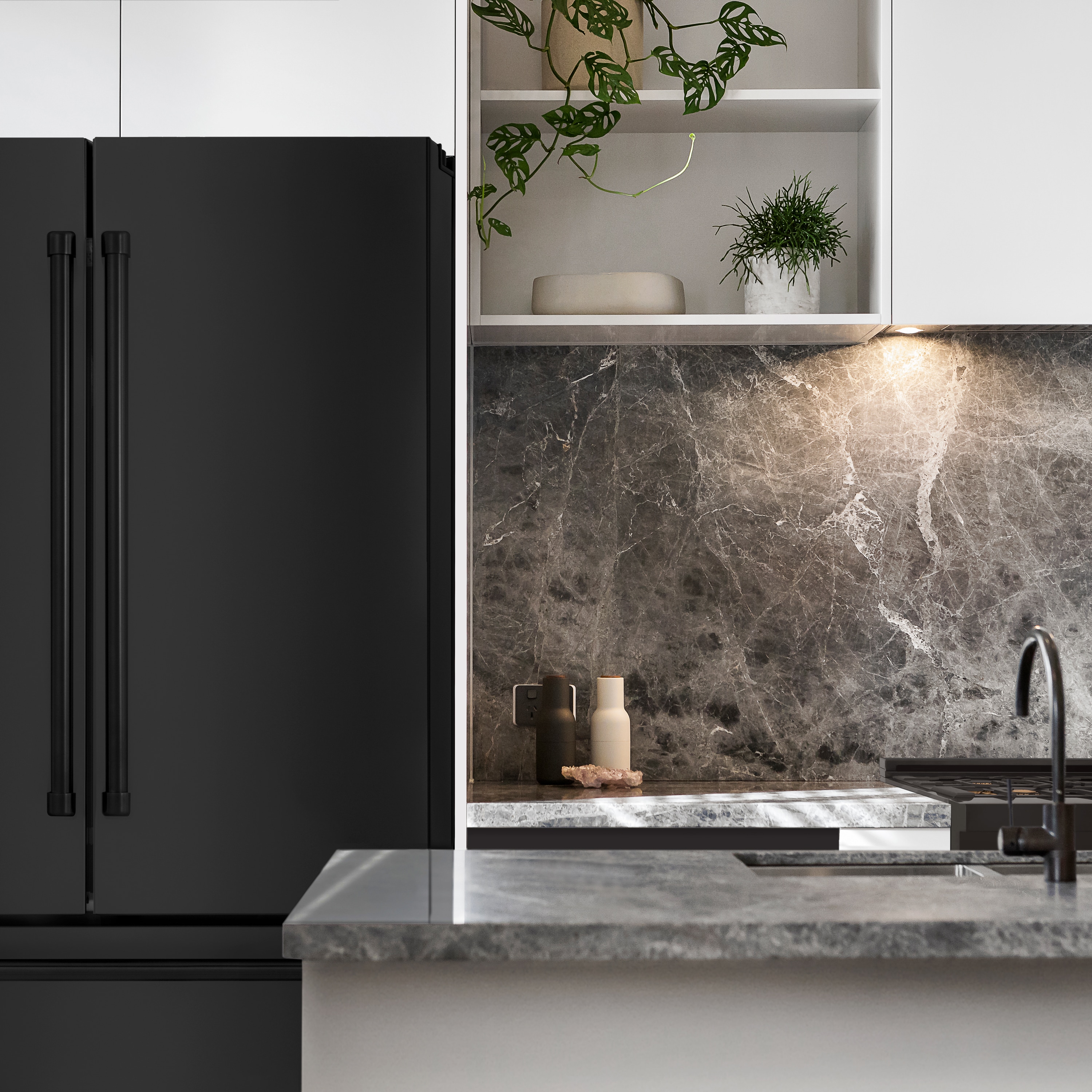 Refrigerador French Door de 4 puertas de profundidad de mostrador de 22.5 pies cúbicos con fabricador de hielo (Acero inoxidable negro resistente a las huellas dactilares) certificado ENERGY STAR - RFM-36-BS