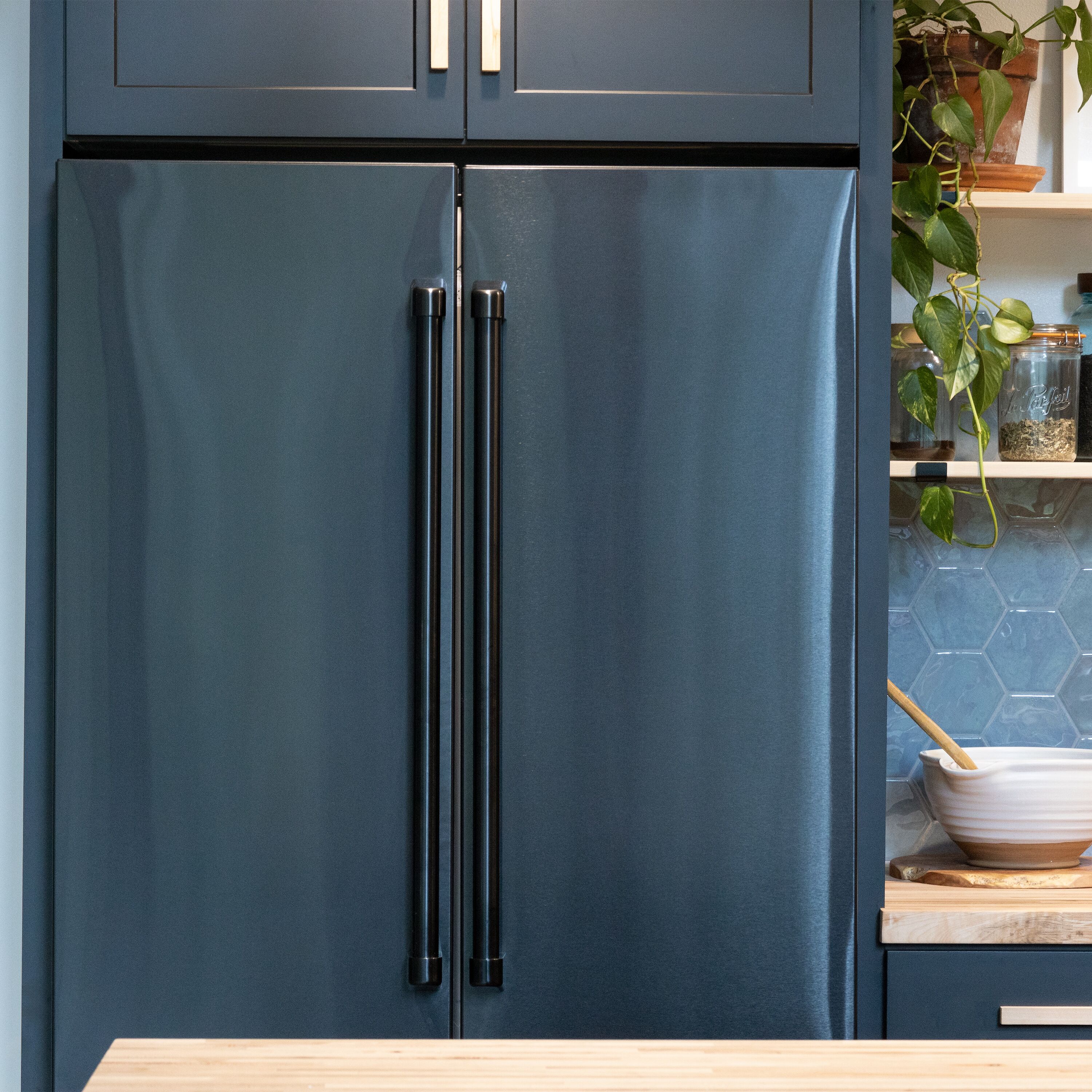 Refrigerador French Door de 4 puertas de profundidad de mostrador de 22.5 pies cúbicos con fabricador de hielo (Acero inoxidable negro resistente a las huellas dactilares) certificado ENERGY STAR - RFM-36-BS