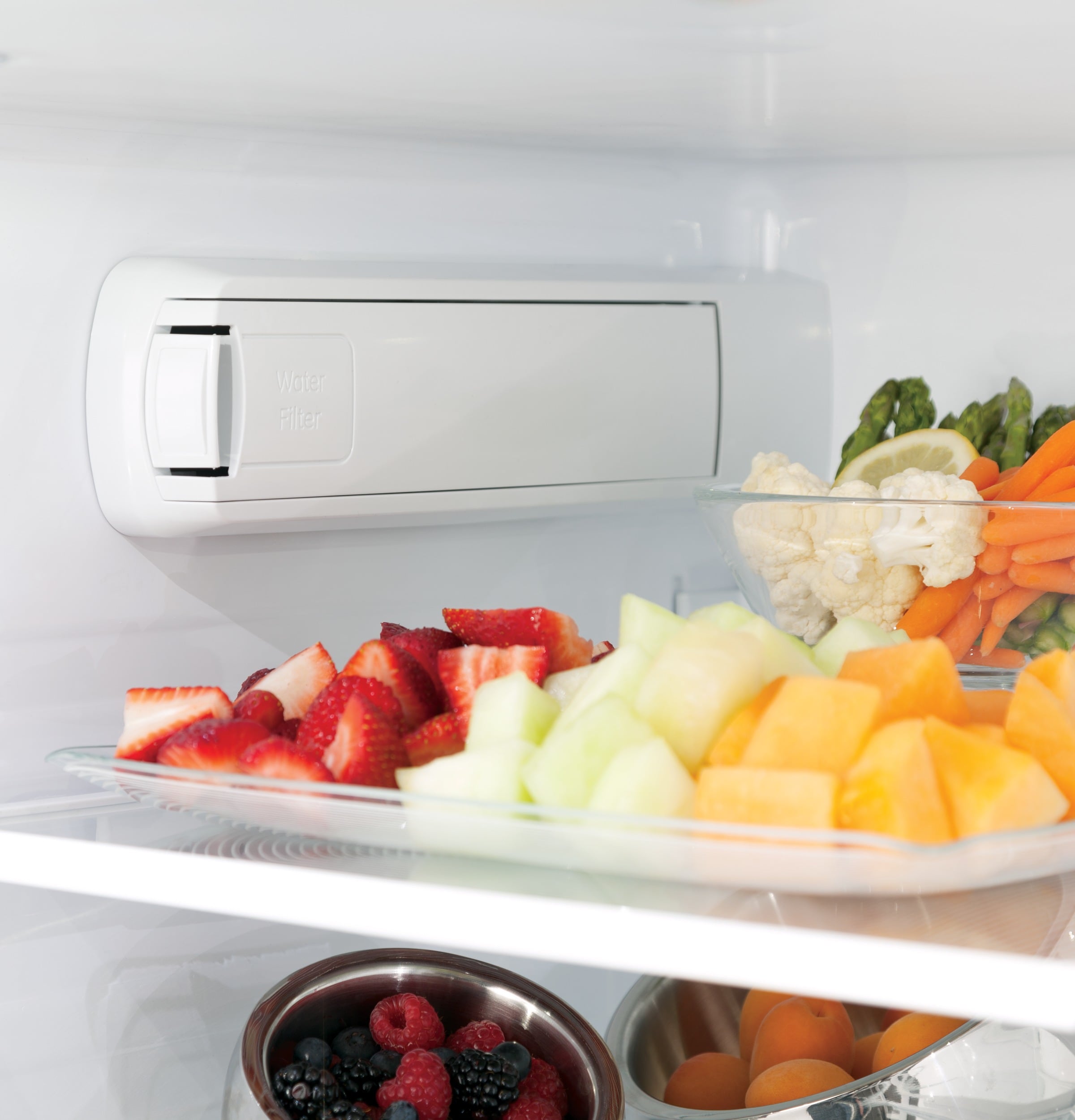 Refrigerador Francés de Puerta Triple con Hielera de Acero Inoxidable y Certificación ENERGY STAR de 23.1 pies cúbicos de Profundidad al Mostrador de GE