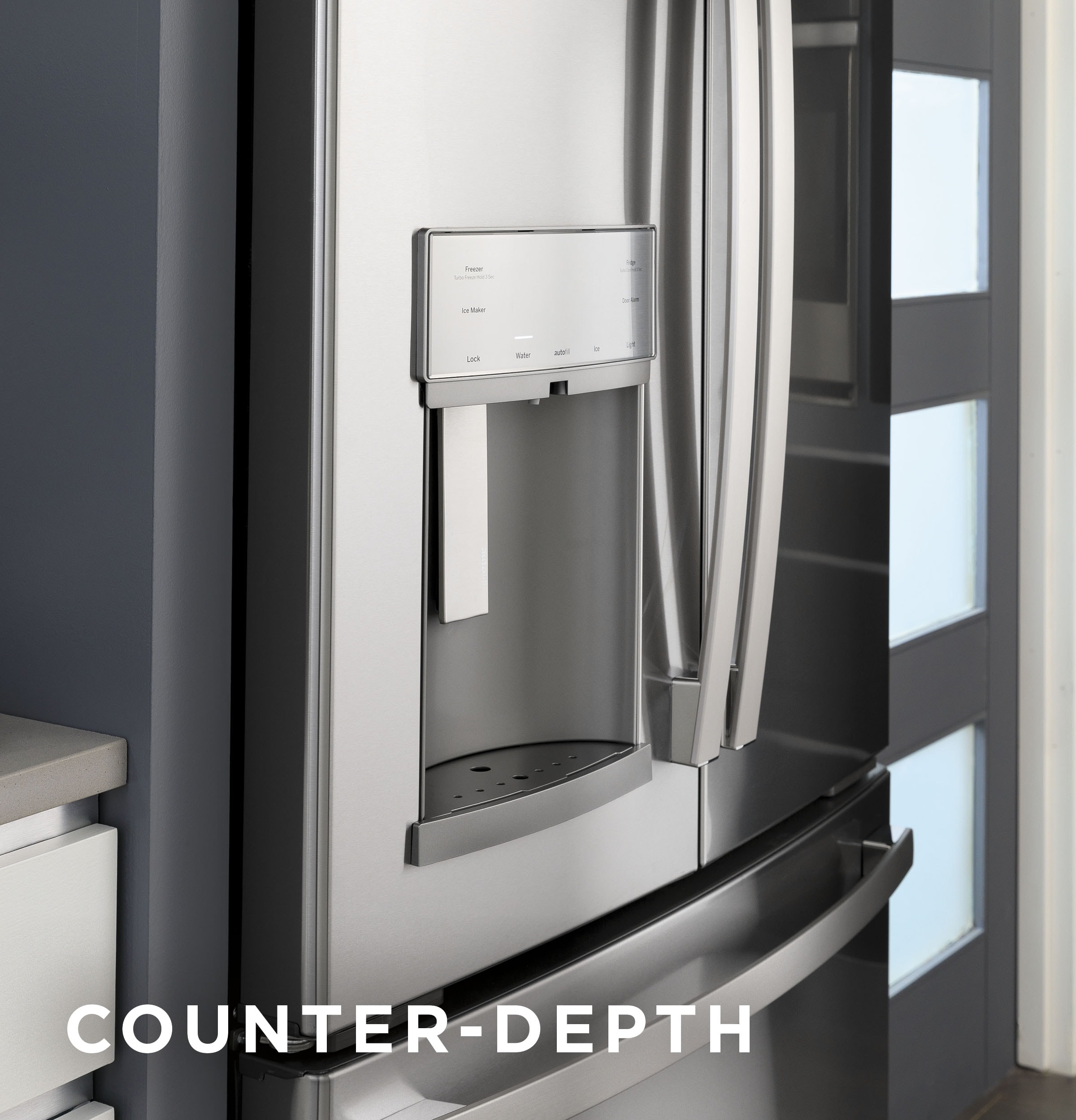 Refrigerador Francés de Puerta Triple con Hielera de Acero Inoxidable y Certificación ENERGY STAR de 23.1 pies cúbicos de Profundidad al Mostrador de GE