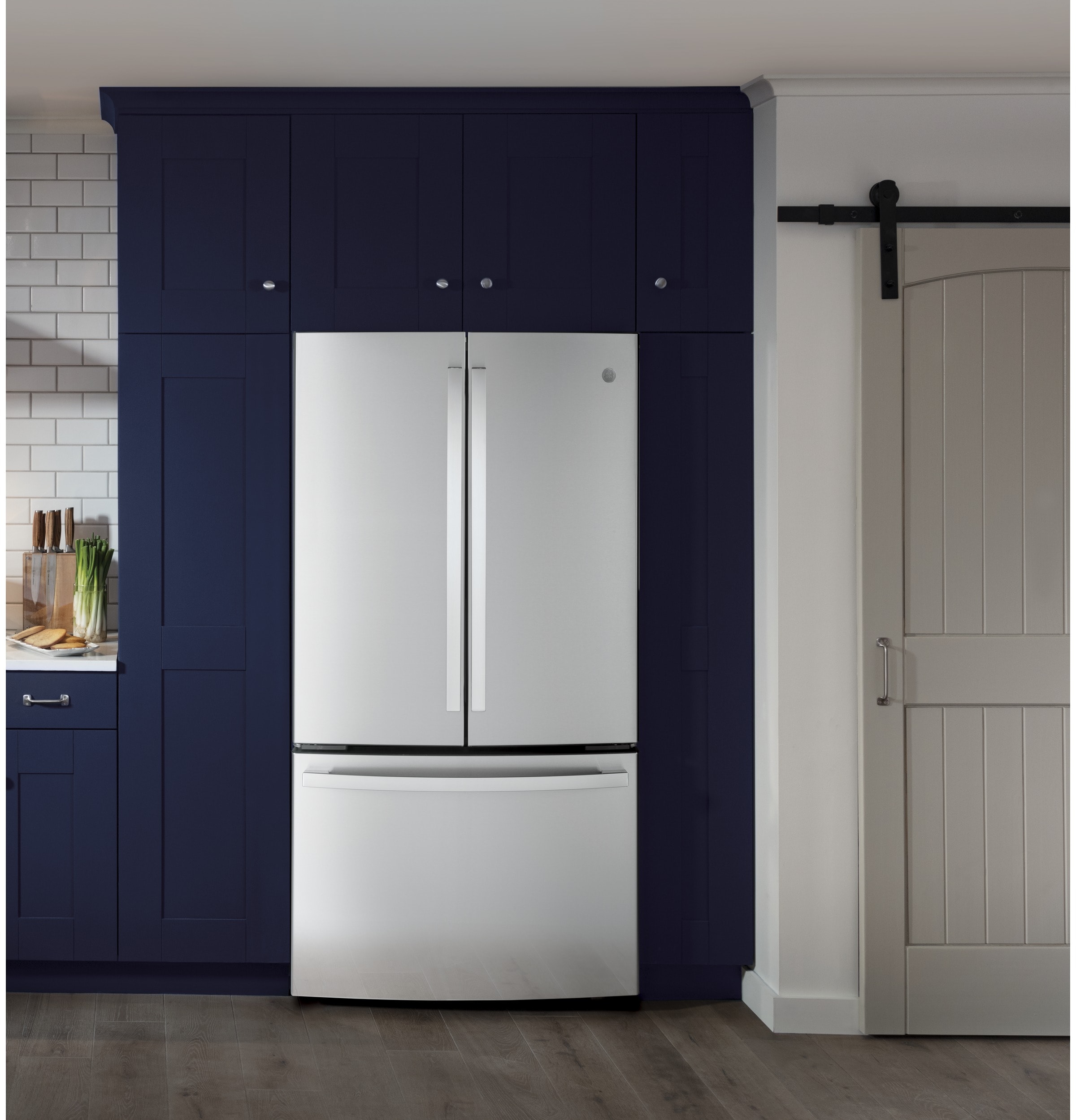 Refrigerador Francés de Puerta Triple con Hielera de Acero Inoxidable y Certificación ENERGY STAR de 23.1 pies cúbicos de Profundidad al Mostrador de GE