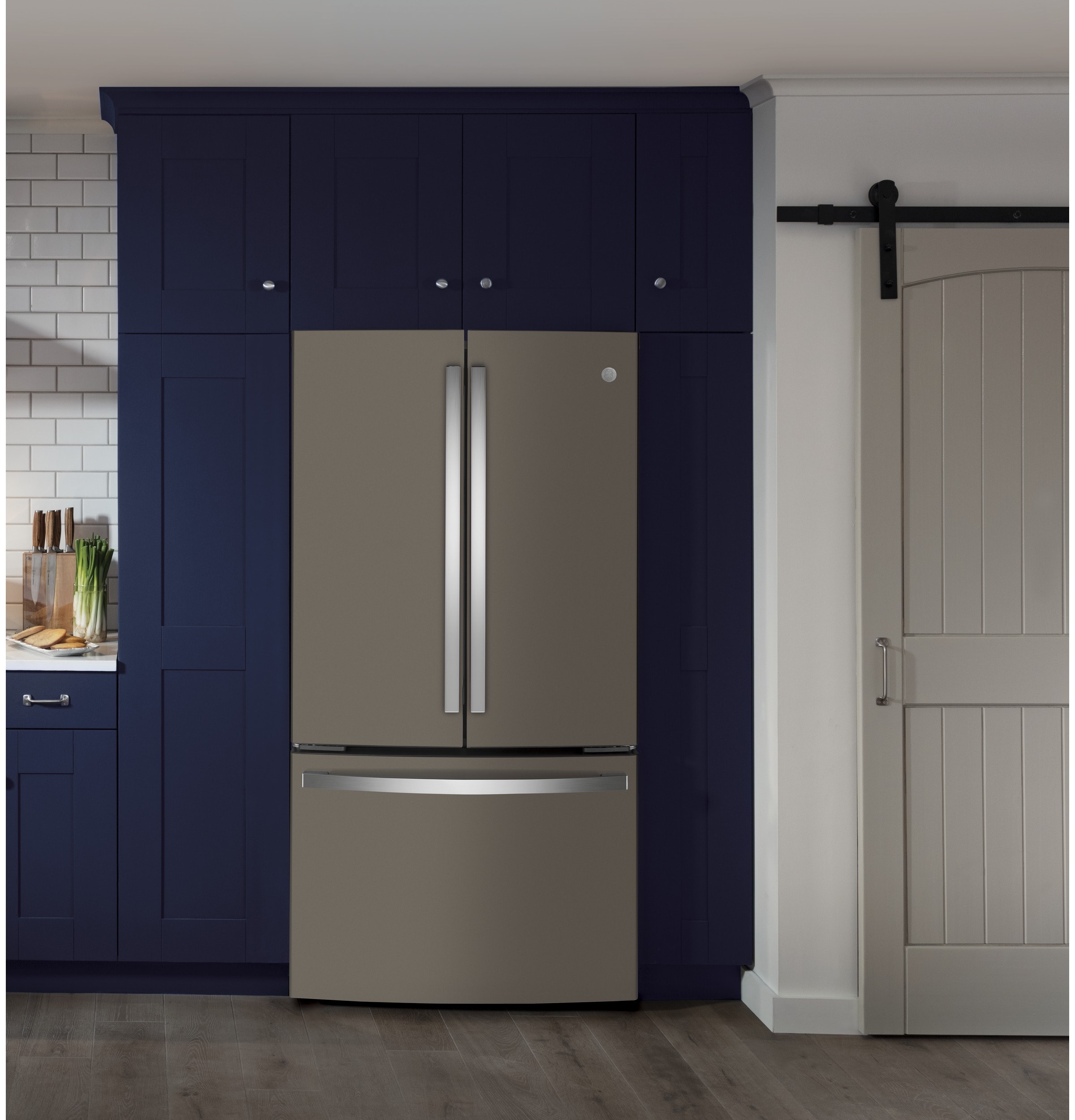 Refrigerador Francés de Puertas con 3 Puertas y Hielera GE Counter-Depth de 23.1 pies cúbicos ( Slate ) Certificado ENERGY STAR GWE23GMNES